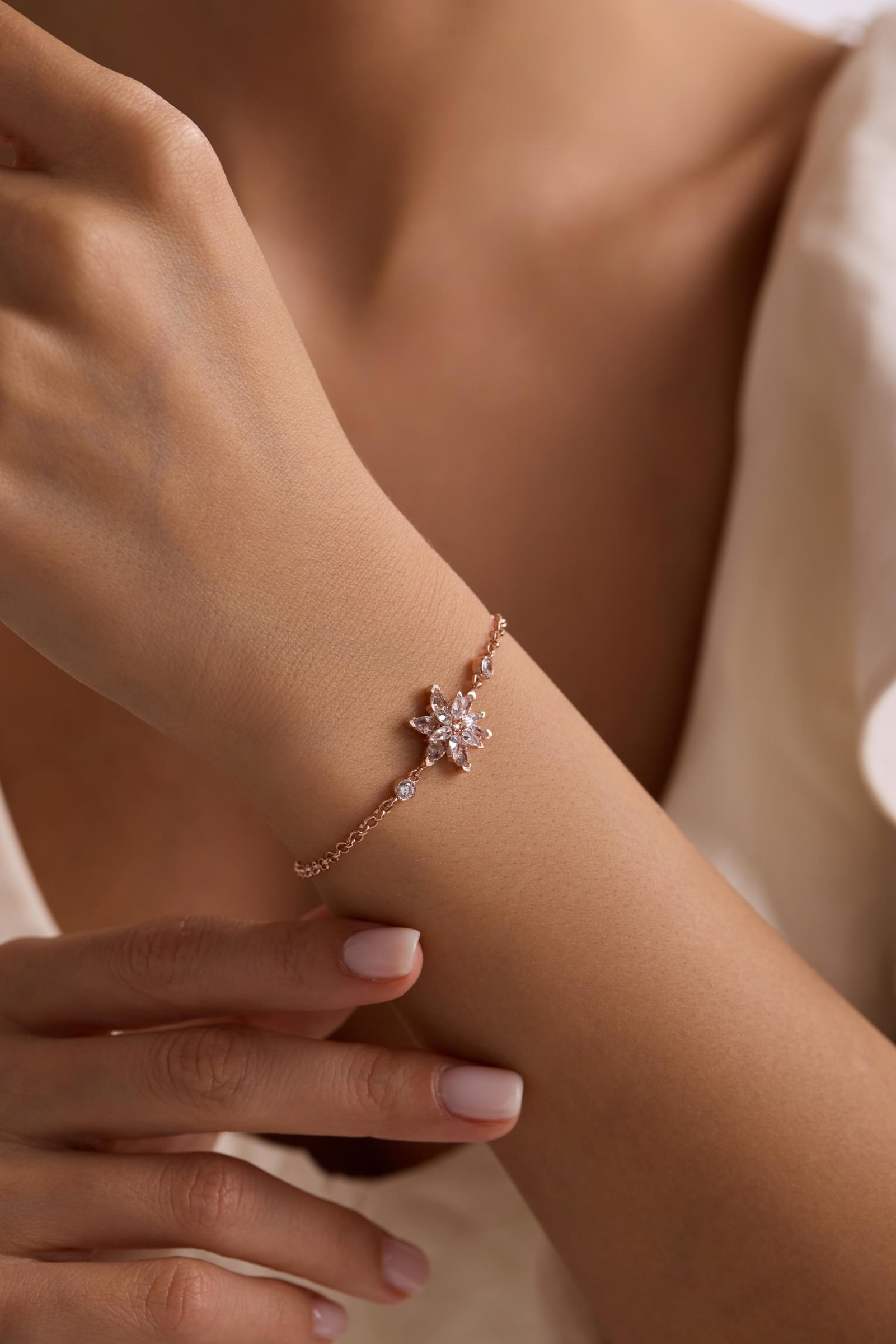 925 Ayar Gümüş Rose Kaplama Doç Zincirli Beyaz Taşlı Lotus Çiçeği Bileklik