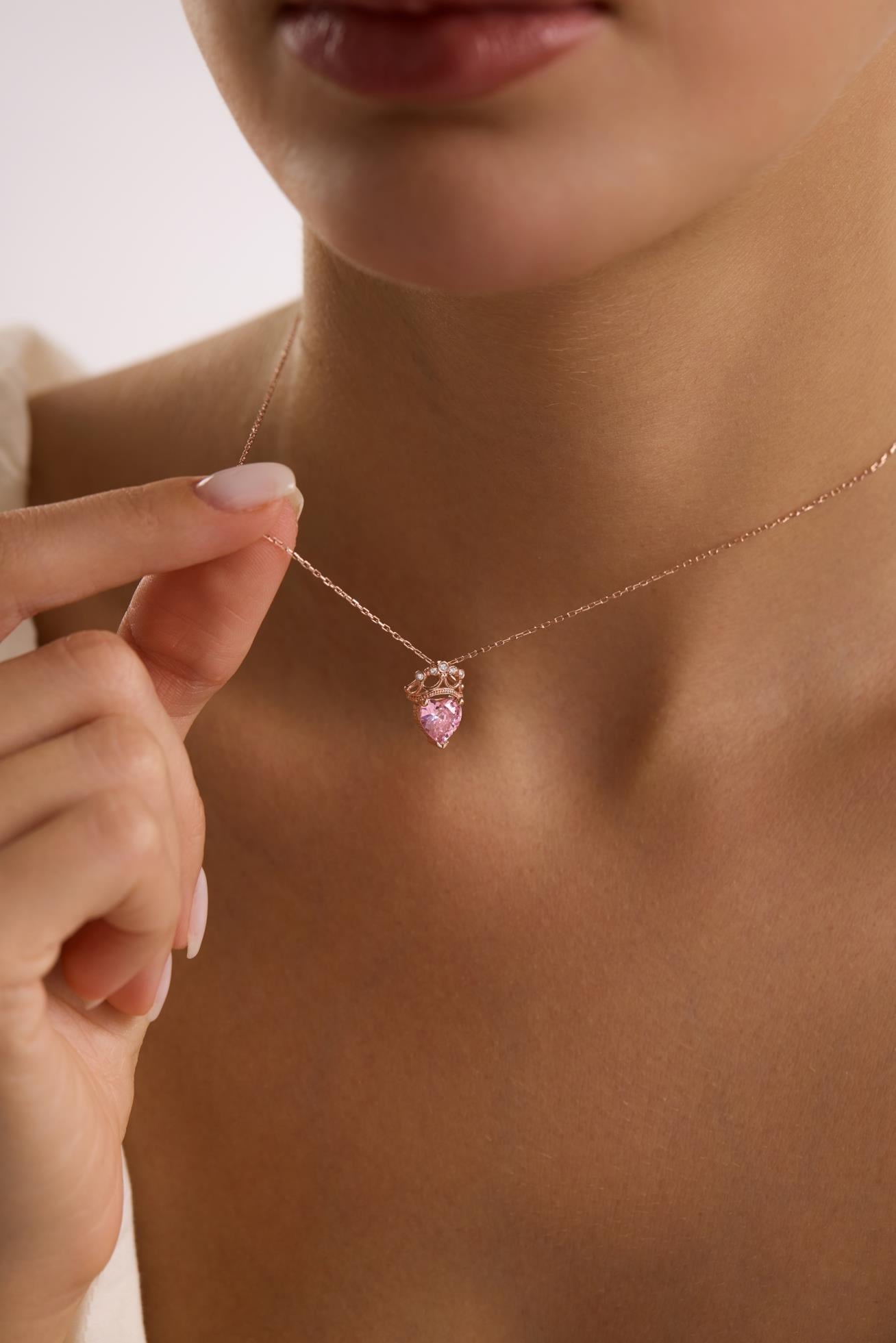 925 Ayar Gümüş Rose Kaplama Pembe Kalp Taşlı Kraliçe Kolye