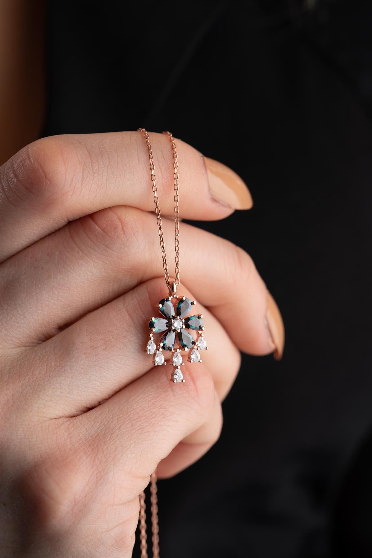 925 Ayar Gümüş Sallantılı Model Mistik Topaz Taşlı Çiçek Kolye