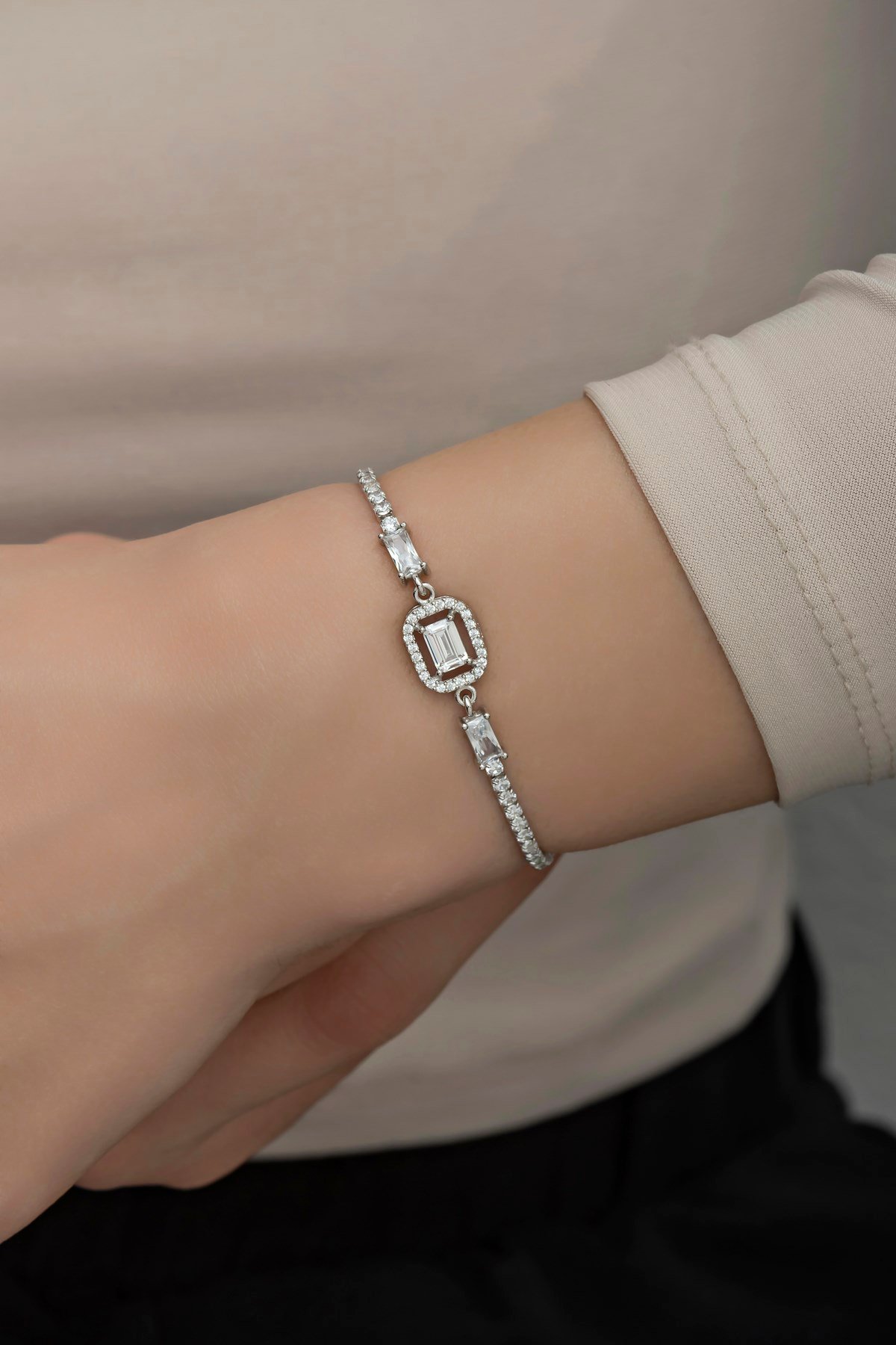 925 Ayar Gümüş Suyolu Baget Taşlı Tektaş Bileklik