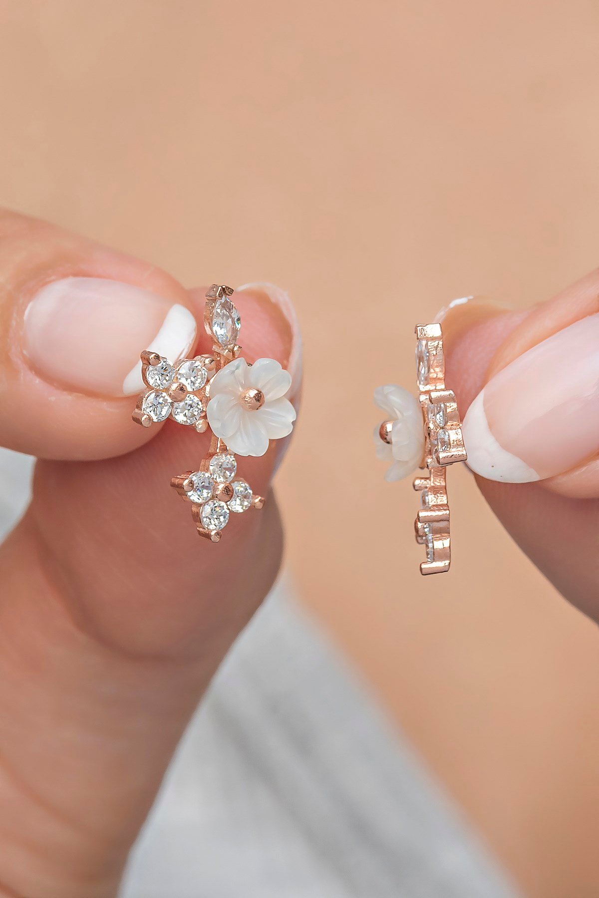 925 Ayar Gümüş Yonca Detaylı Manolya Çiçeği Küpe