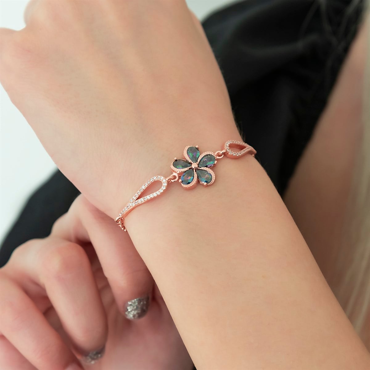 925 Ayar Kelepçe Model Mistik Topaz Taşlı Çiçek Bileklik Kadın Gümüş Bileklik
