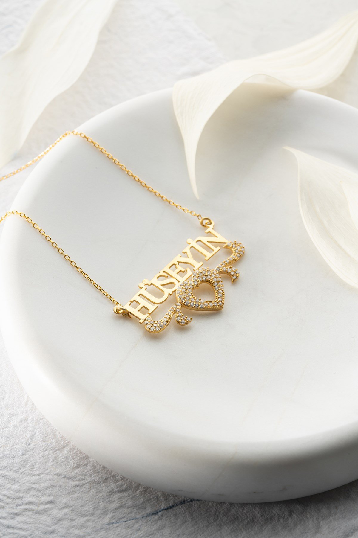 Kişiye Özel İsimli Kanatlı Kalp Detaylı Kolye