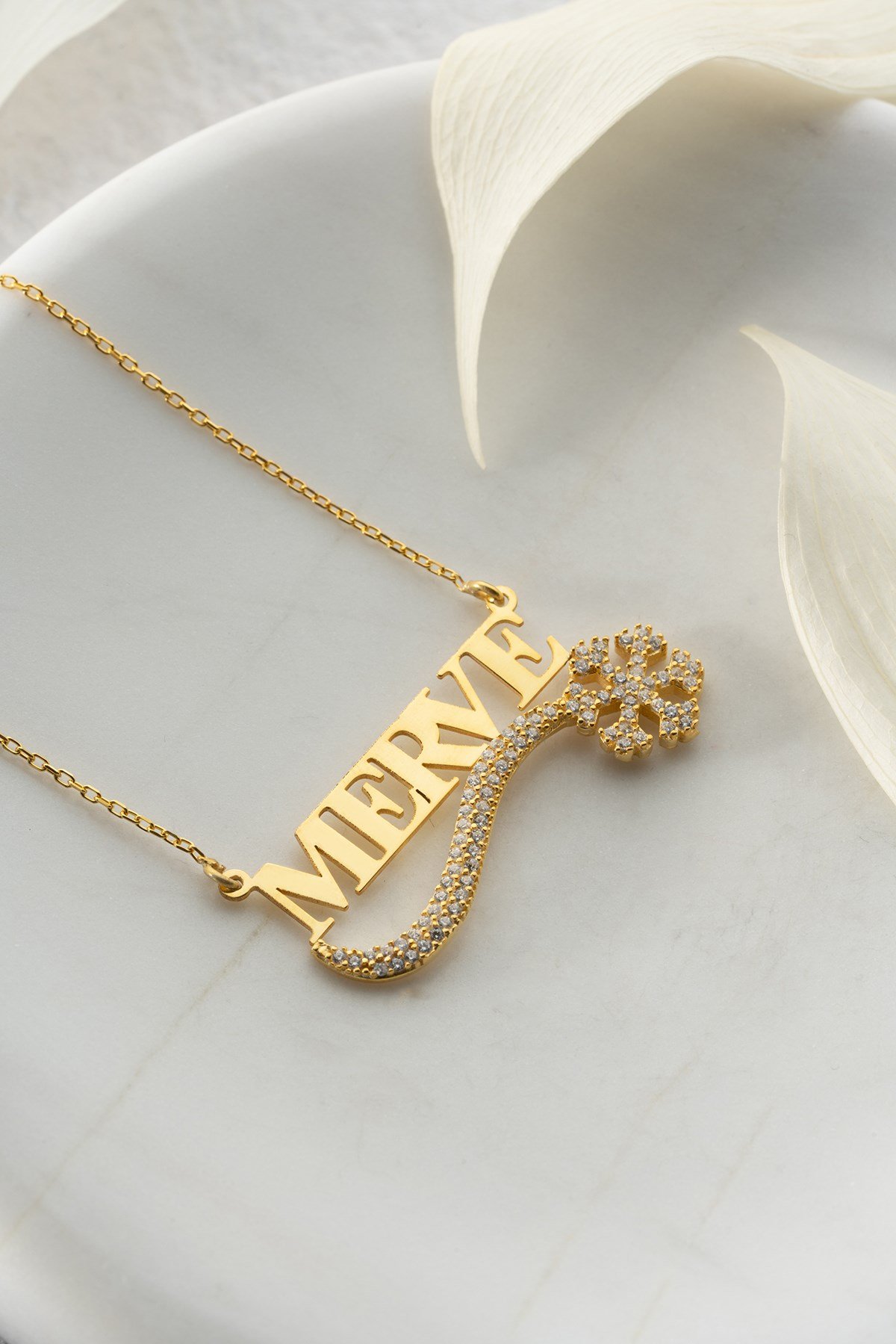 Kişiye Özel İsimli Zirkon Taşlı Kartanesi Detaylı Kolye