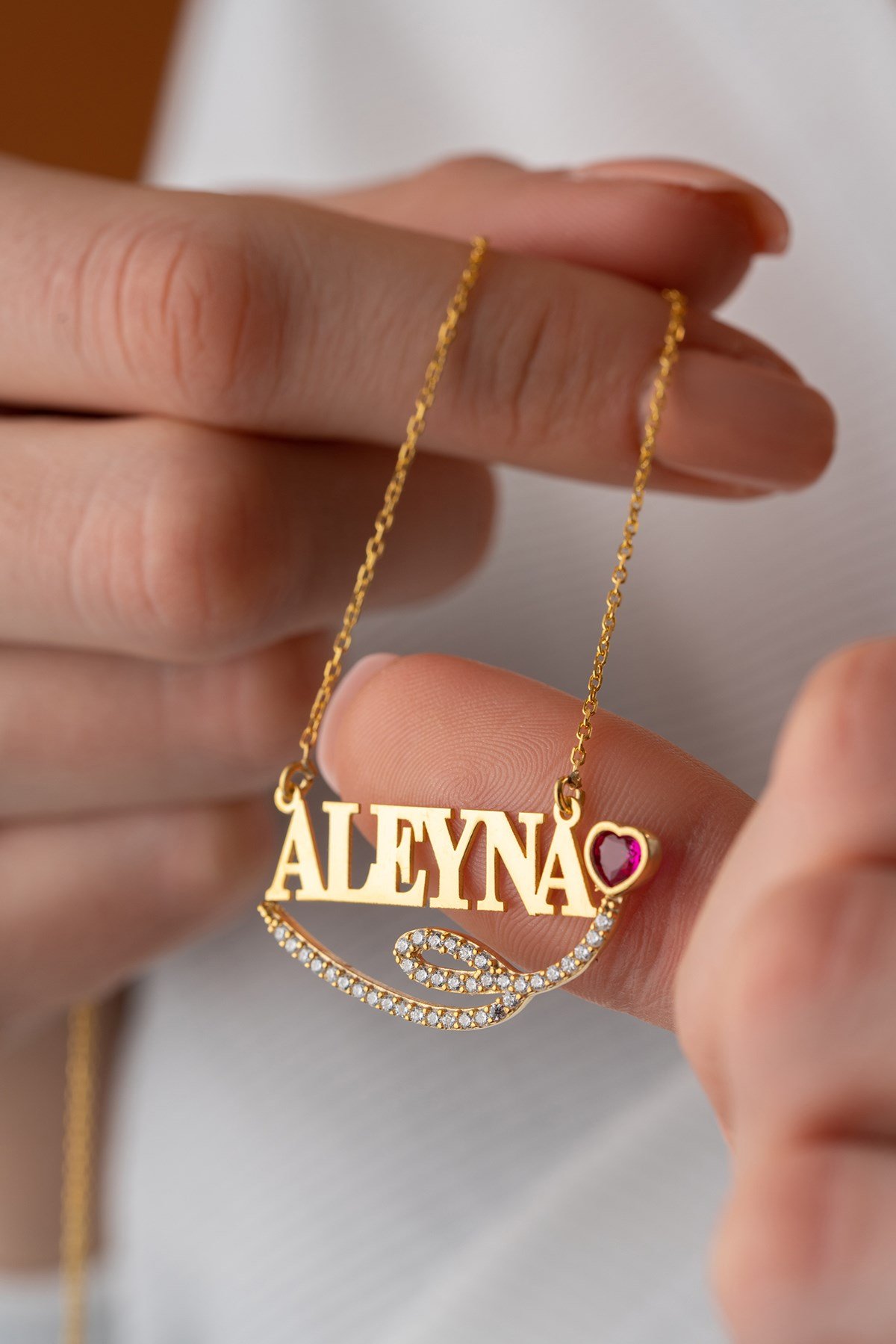 Kişiye Özel İsimli Zirkon Taşlı Kırmızı Kalp Detaylı Kolye