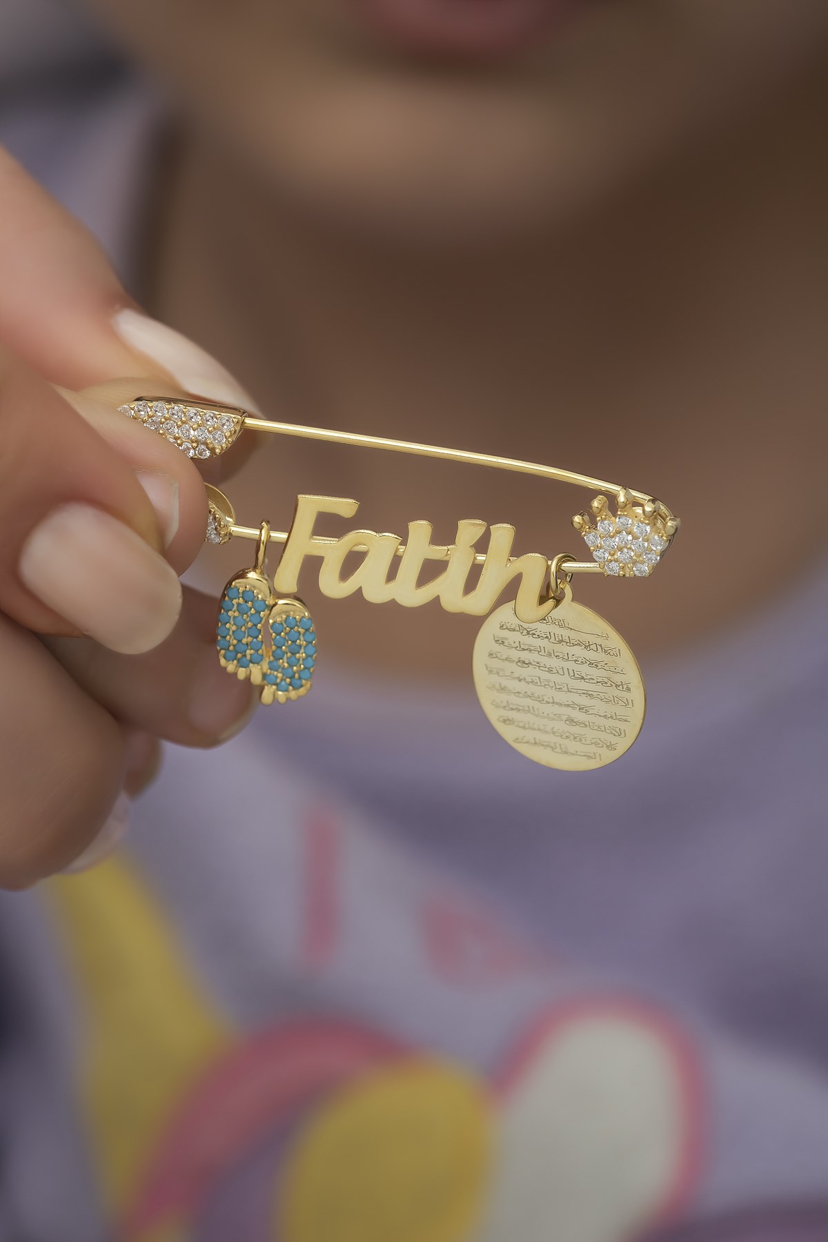 Kişiye Özel Mavi Ayak Ayetel Kürsi İsimli Büyük Boy Gümüş Çengelli İğne