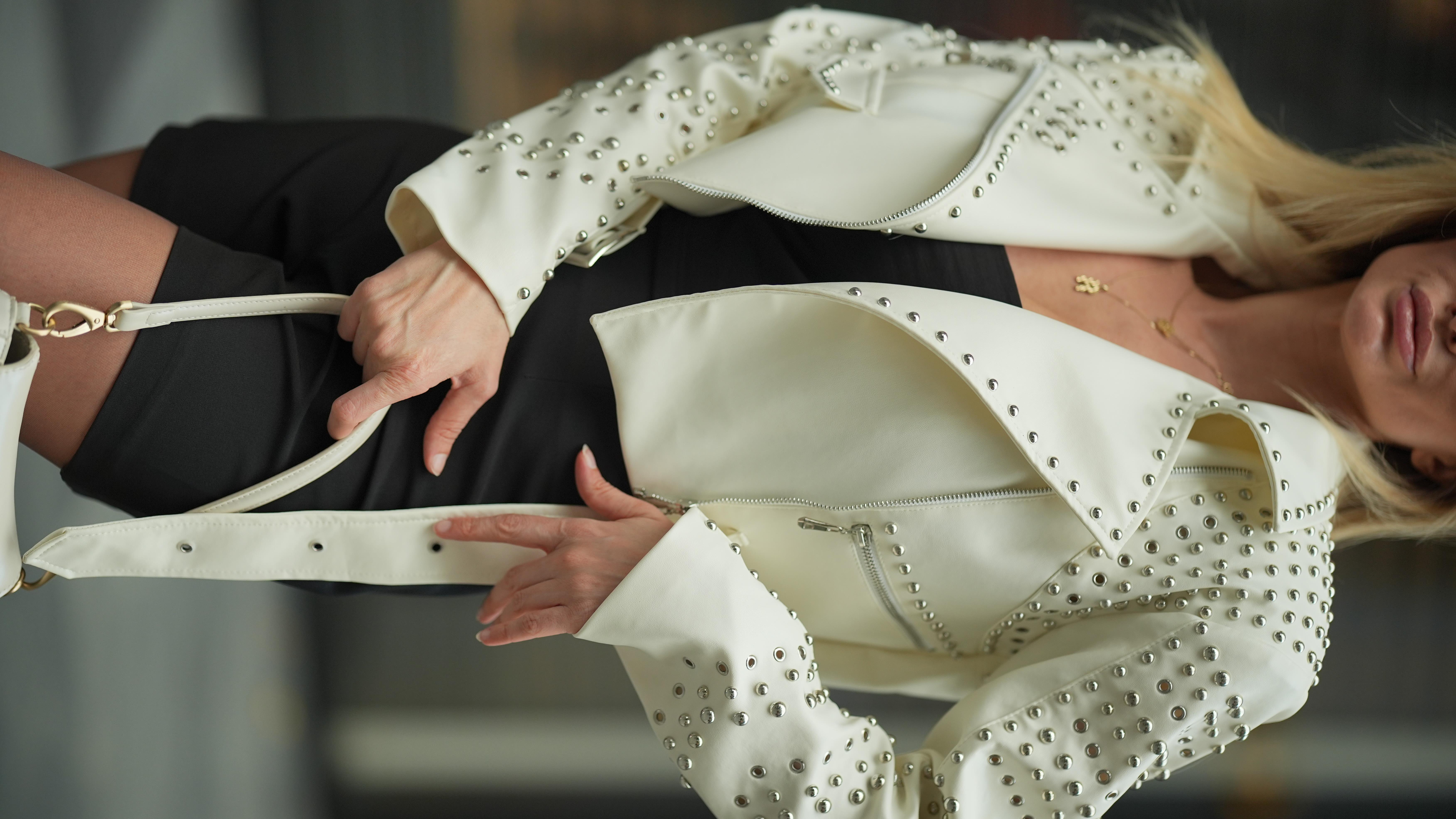 Beyaz Zımbalı Deri Ceket