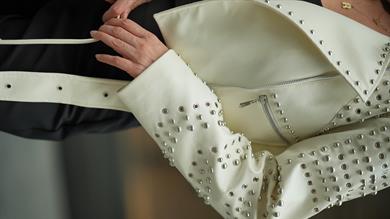 Beyaz Zımbalı Deri Ceket