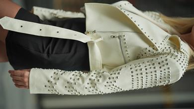 Beyaz Zımbalı Deri Ceket