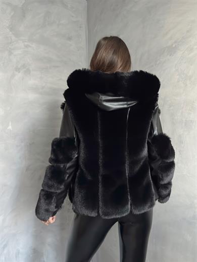 Kapşonlu siyah kısa kürk garnili deri kaban