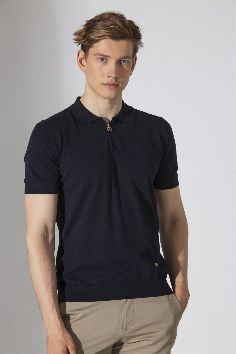 Siyah merserize triko t-shirt, klasik ve zamansız yaz stili