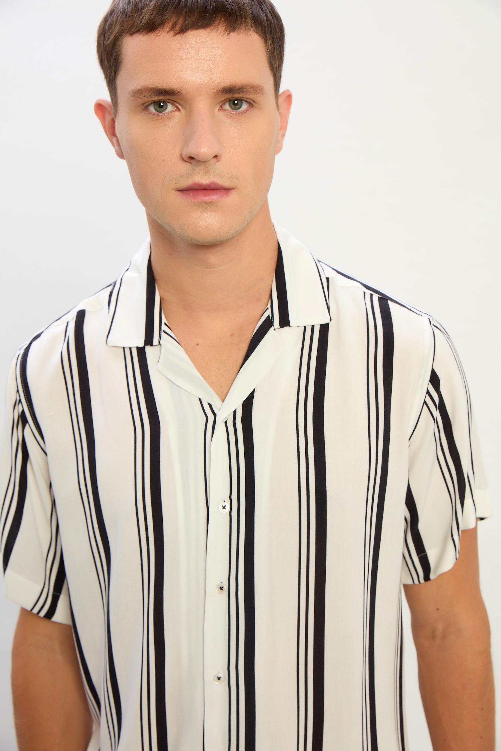 Linear Siyah-Beyaz Çizgili Kısa Kollu Erkek Gömlek-Beyaz