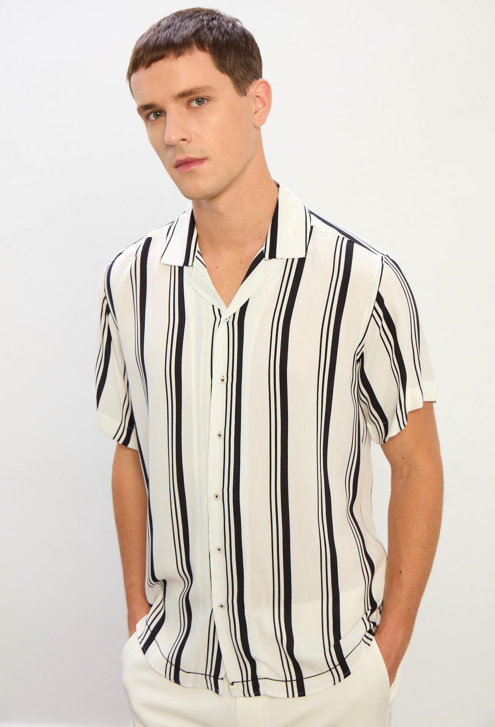 Linear Siyah-Beyaz Çizgili Kısa Kollu Erkek Gömlek-Beyaz