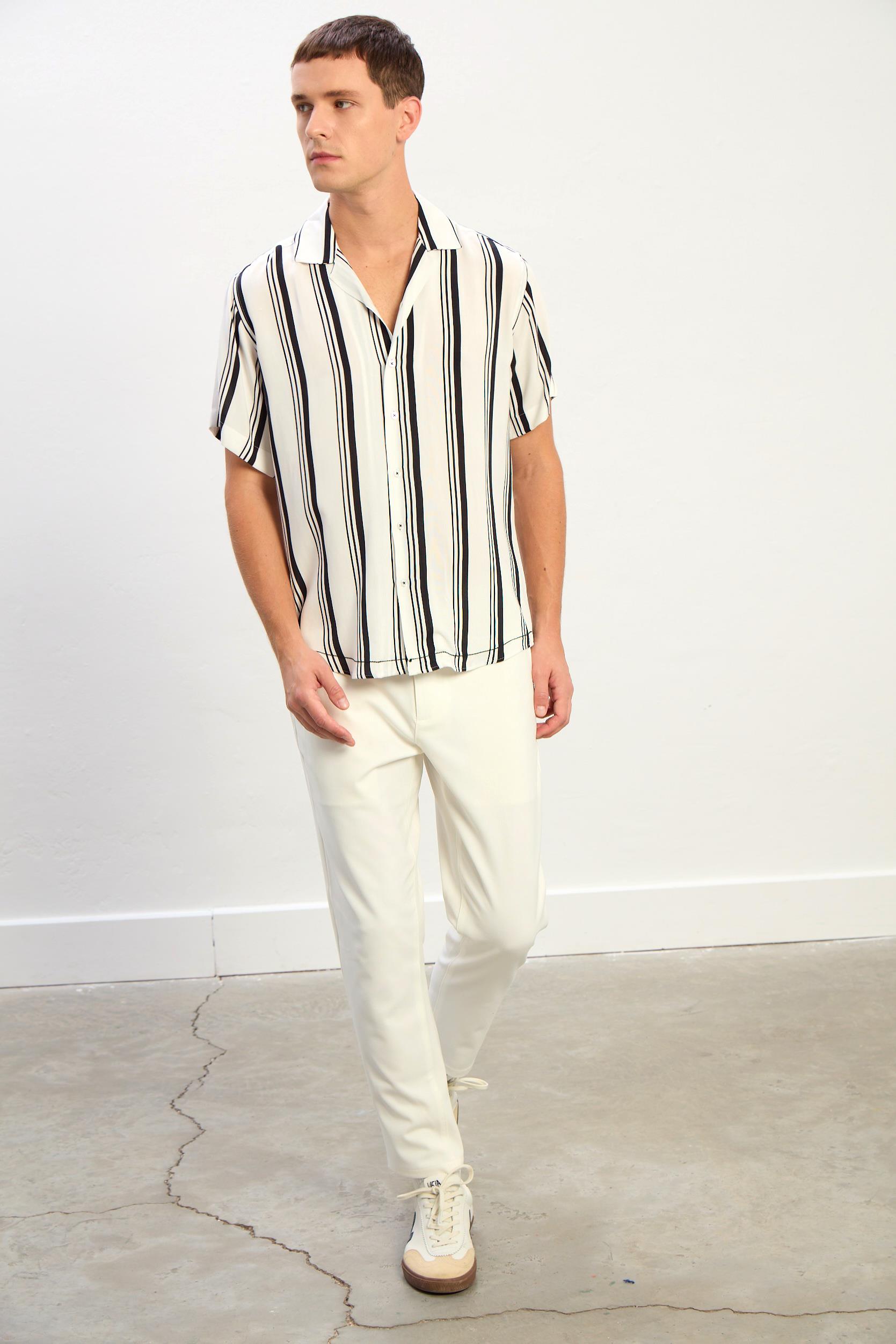 Linear Siyah-Beyaz Çizgili Kısa Kollu Erkek Gömlek-Beyaz