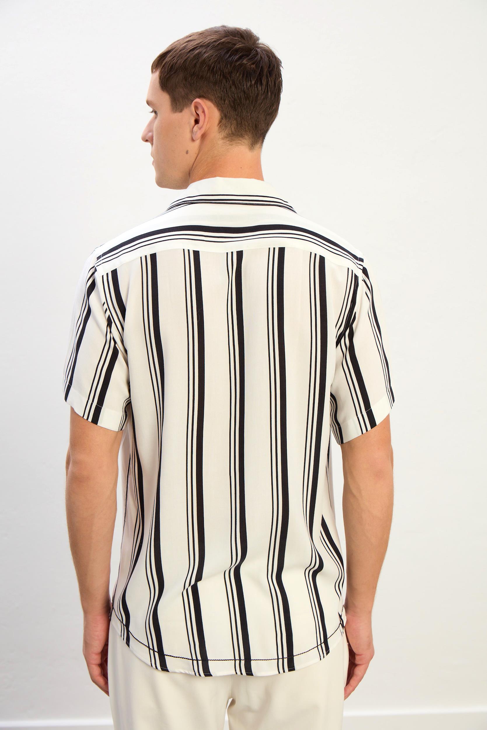 Linear Siyah-Beyaz Çizgili Kısa Kollu Erkek Gömlek-Beyaz