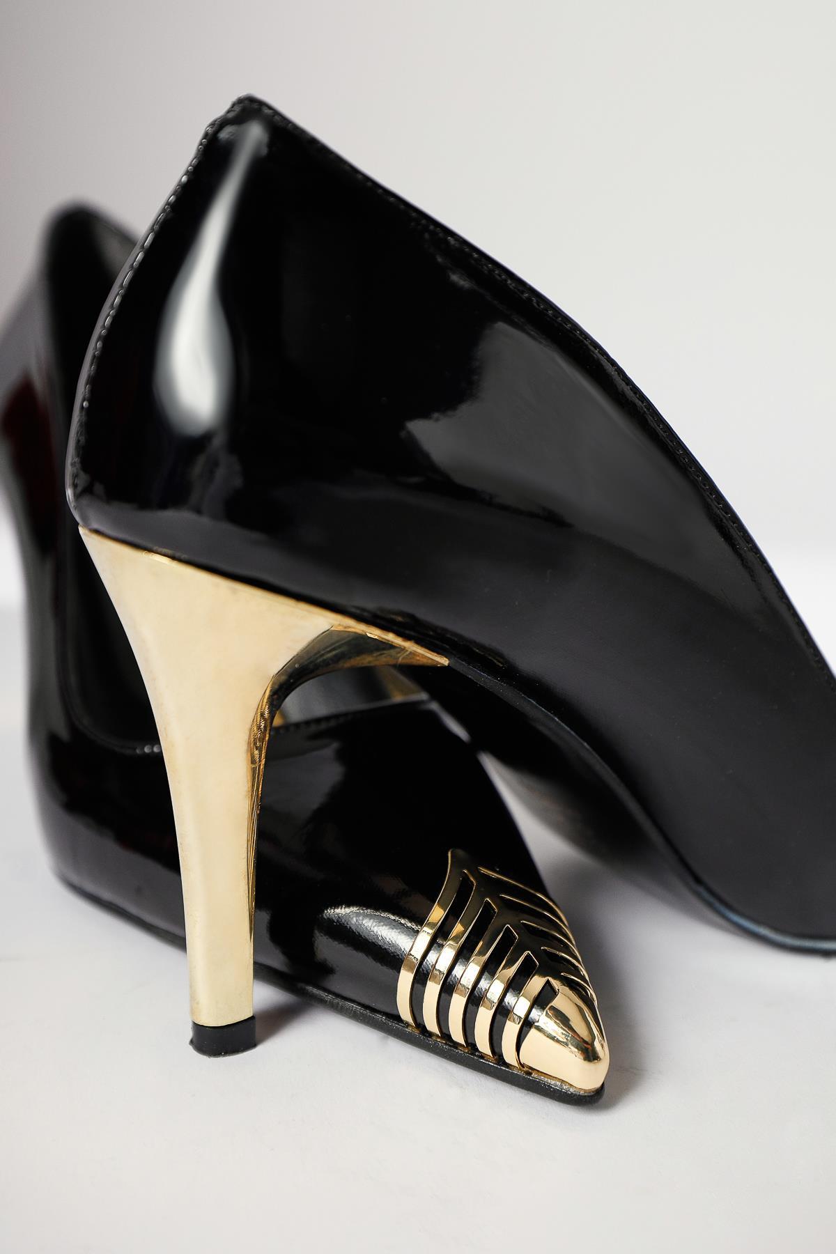 Carly Siyah Altın Detaylı Sivri Burunlu İnce Topuklu Ayakkabı | Limoya.com  ile Modayı Keşfet!