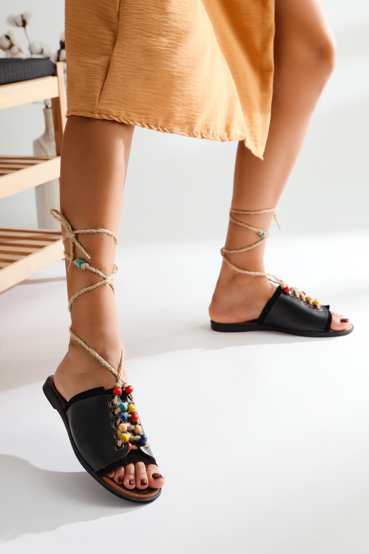 Hakiki Deri Cayla Siyah Boncuk Detaylı Bilekten Bağlamalı Sandalet |  Limoya.com ile Modayı Keşfet!