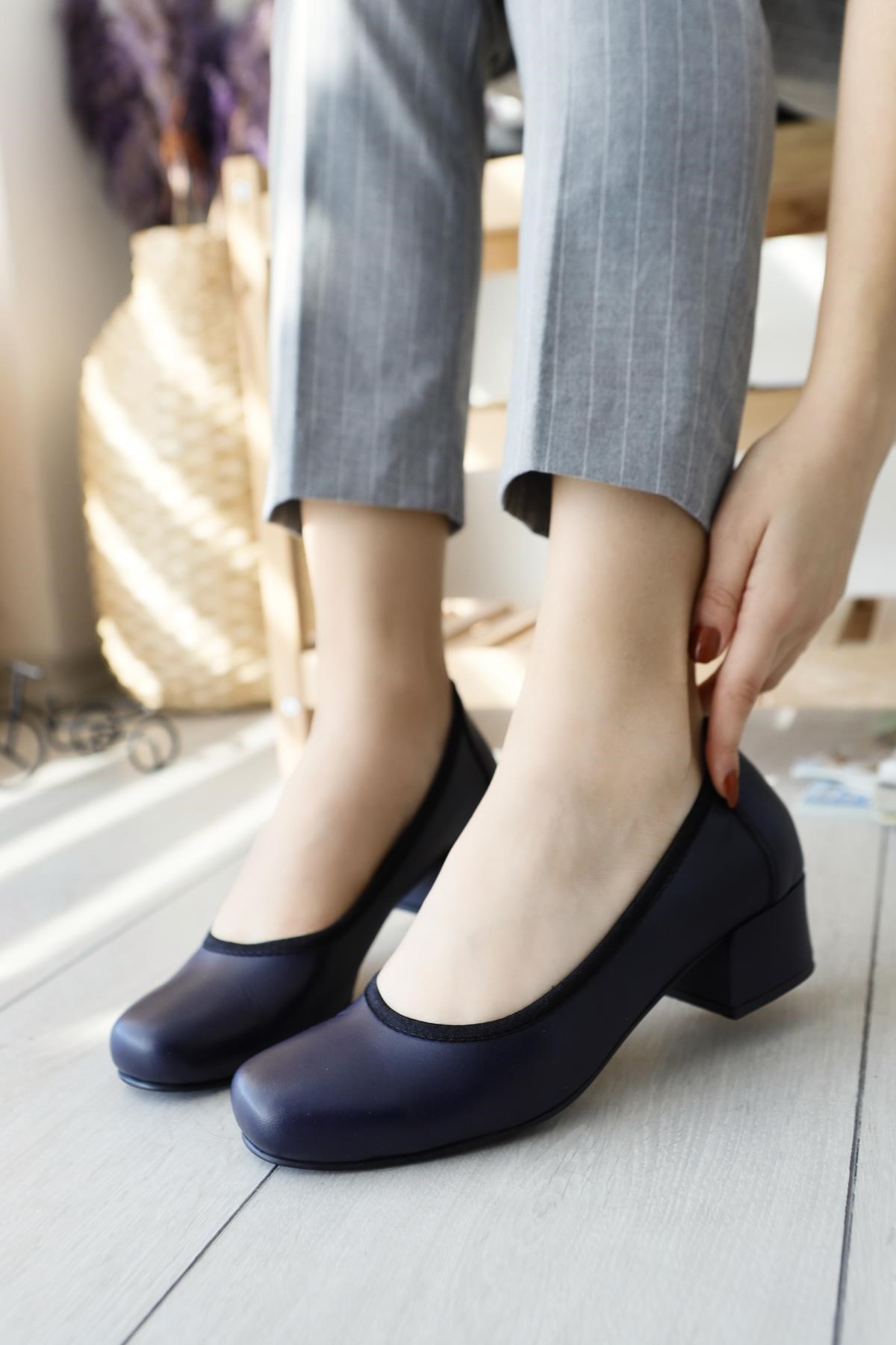 Hakiki Deri Hilary Lacivert Kısa Kalın Topuklu Yuvarlak Burun Topuklu  Ayakkabı | Limoya.com ile Modayı Keşfet!
