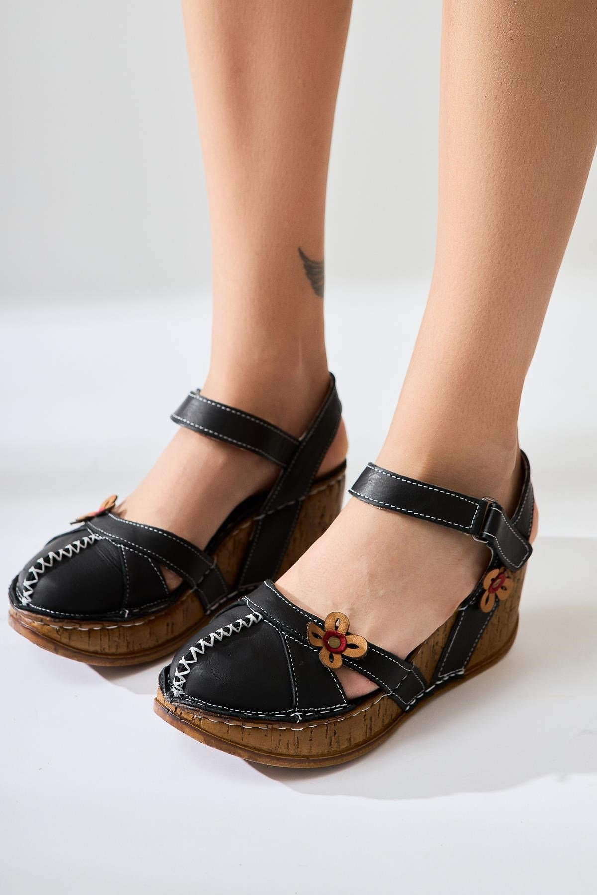 Hakiki Deri Katlyn Siyah Çiçek Detaylı Burnu Kapalı Dolgu Topuklu Sandalet  | Limoya.com ile Modayı Keşfet!