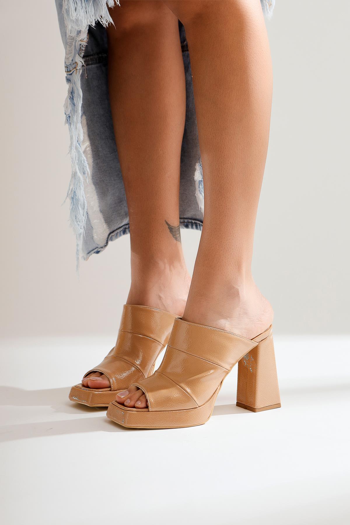 Twila Nud Kırışık Rugan Kalın Topuklu Terlik | Limoya.com ile Modayı Keşfet!