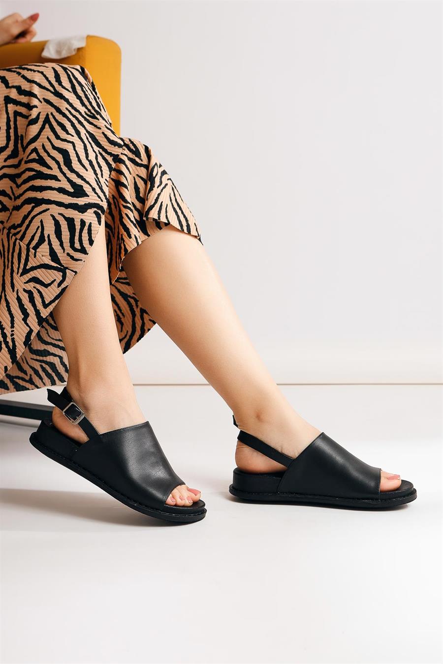 Eray Siyah Toka Detaylı Düz Sandalet | Limoya.com ile Modayı Keşfet!