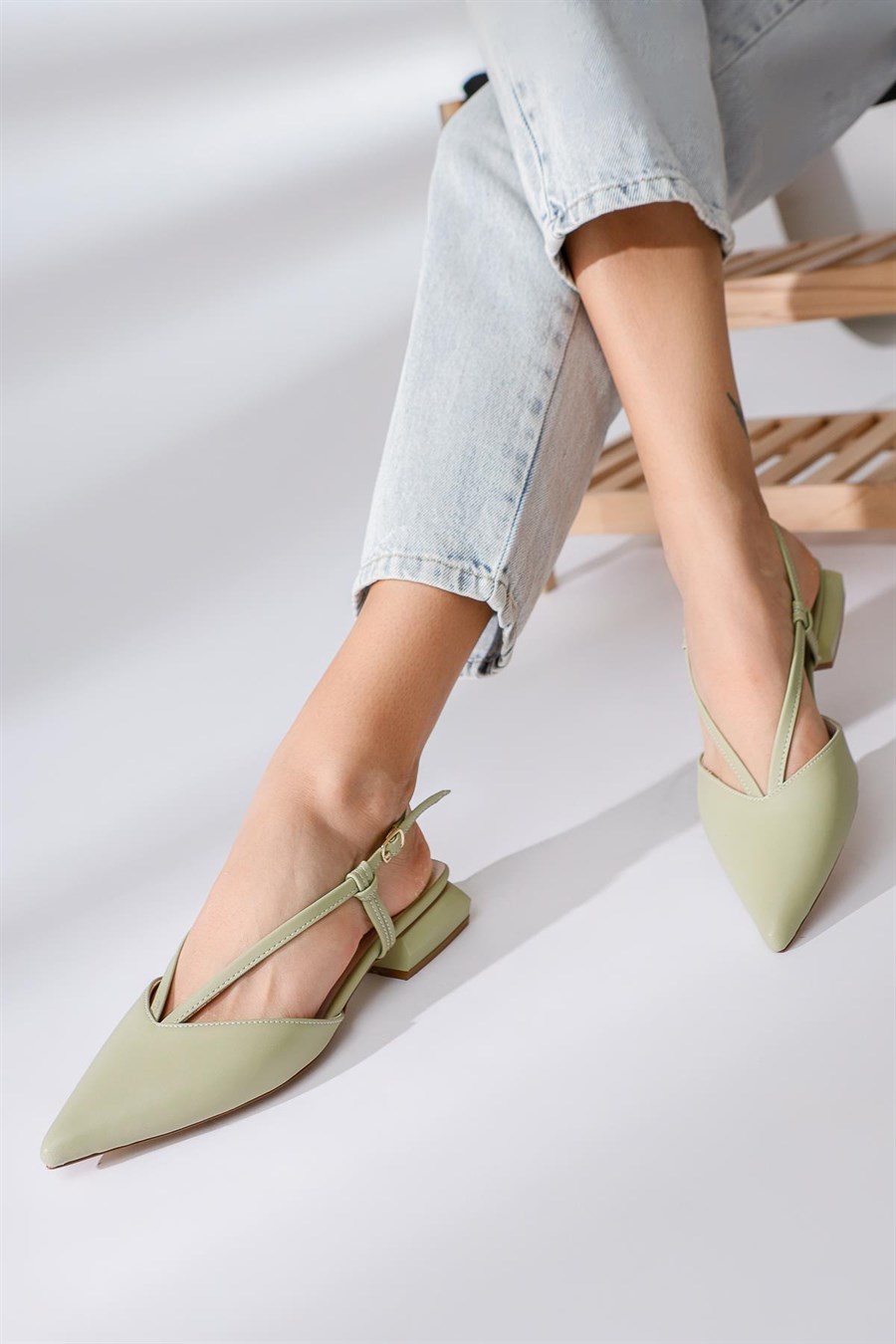 Valencia Mint Siviri Burunlu Diyagonal Bantlı Alçak Topuklu Sandalet