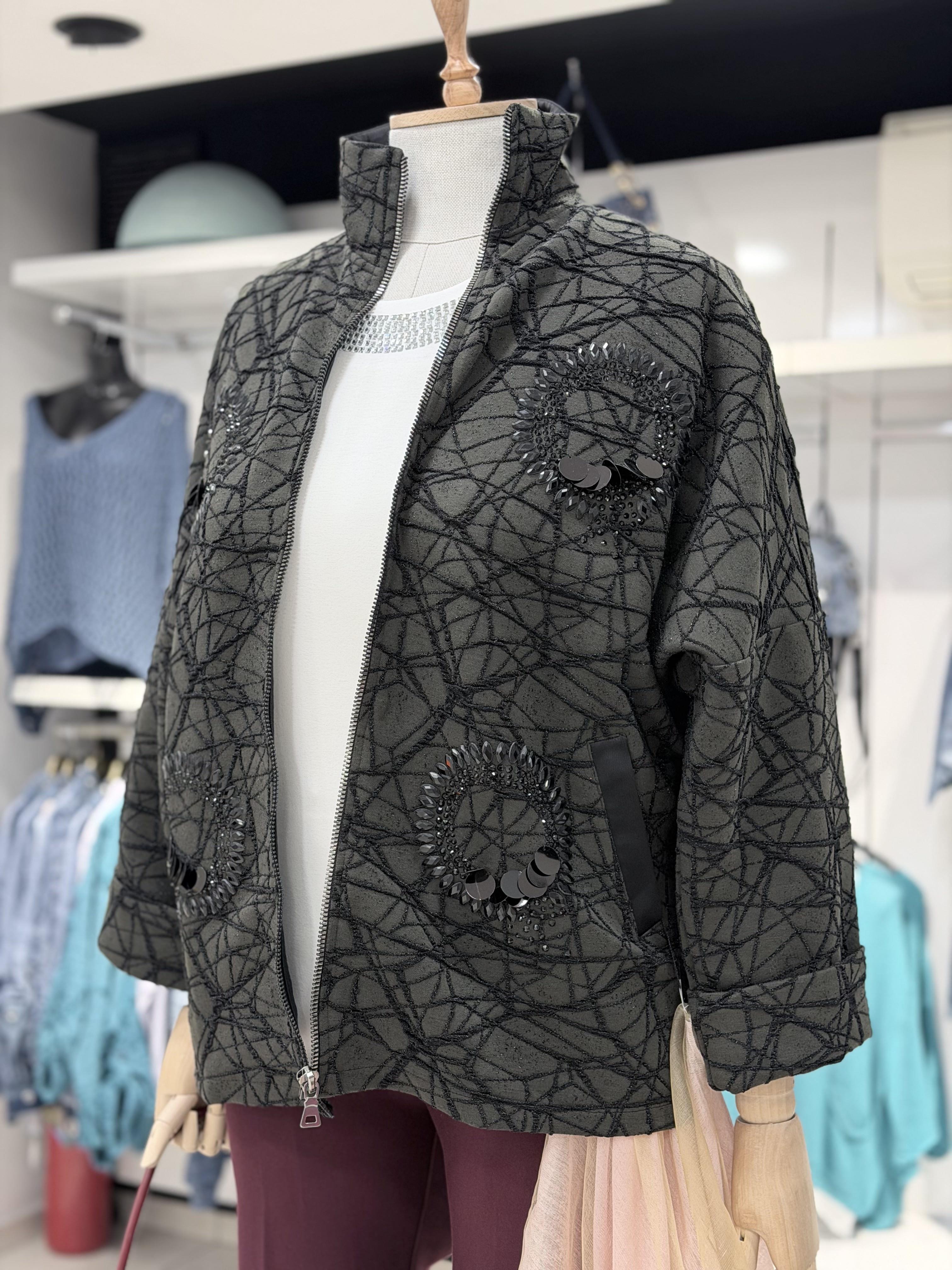 MONT Önü İşlemeli Mont