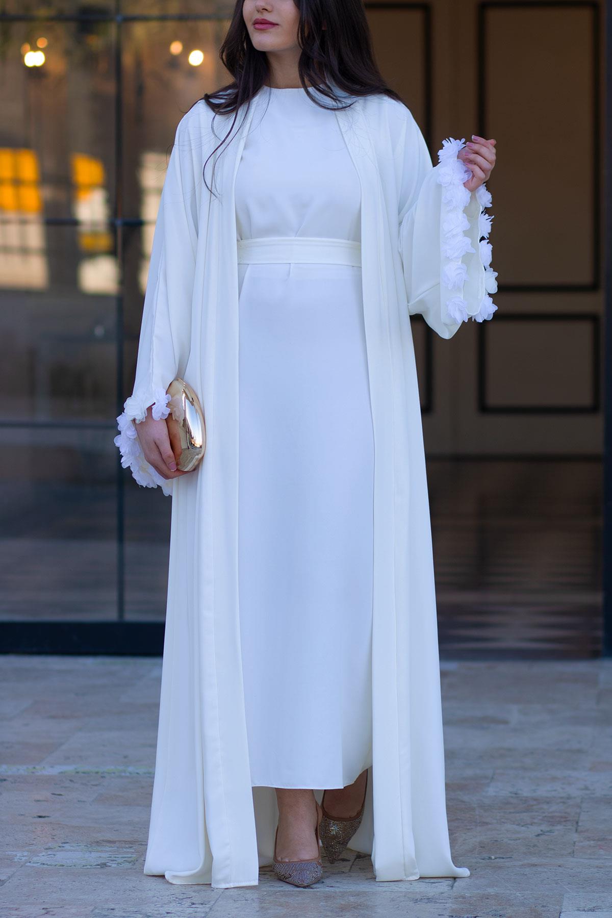 Beyaz Kolu Çiçek Detaylı Zahra Abaya