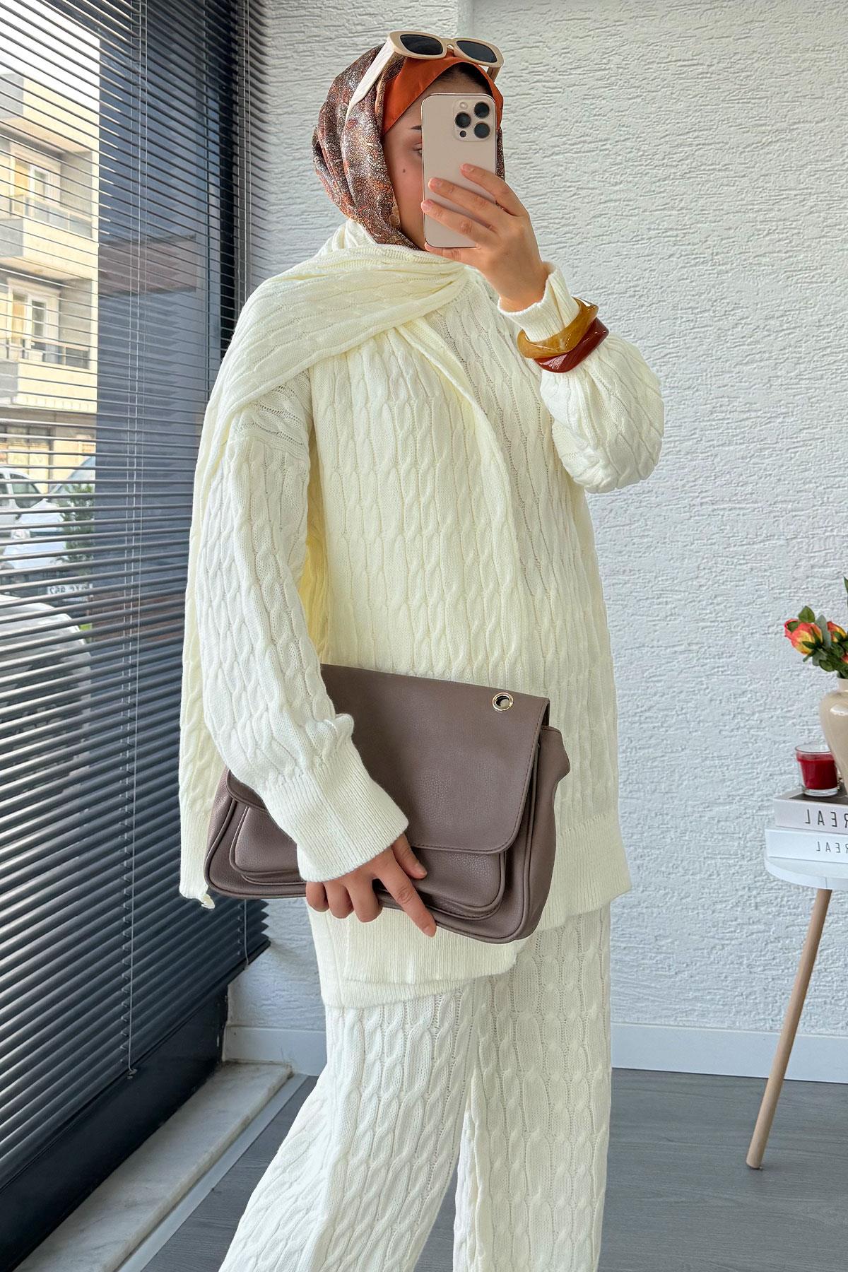 Premium Örgü Desen Atkı Detaylı Kadın Triko Takım – Beyaz