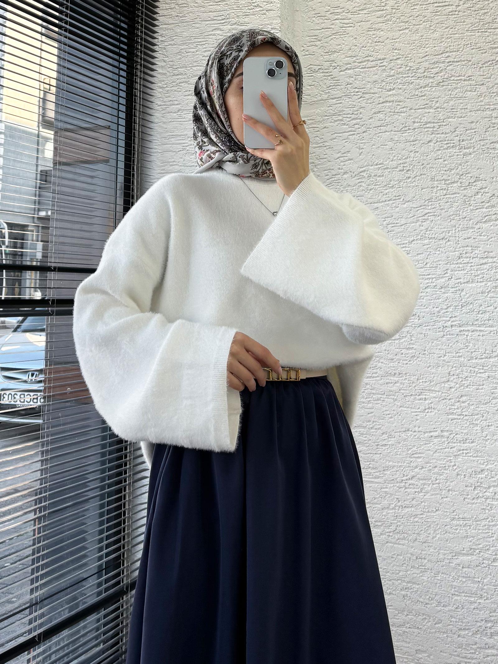Beyaz Geniş Kol Detaylı Marka Model Yumoş Kazak