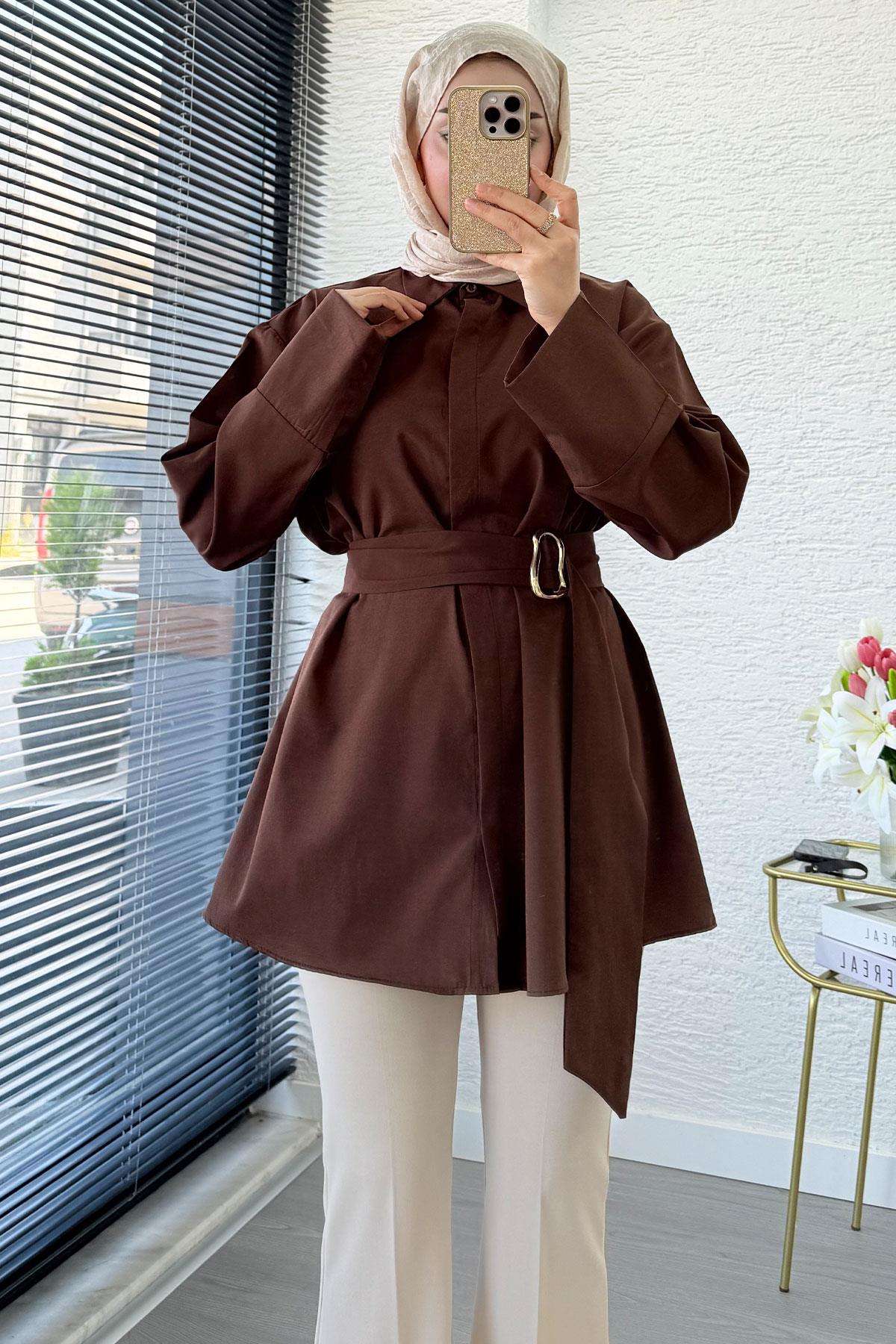 Bronş Detaylı Geniş Kemerli Poplin Tunik – Kahverengi