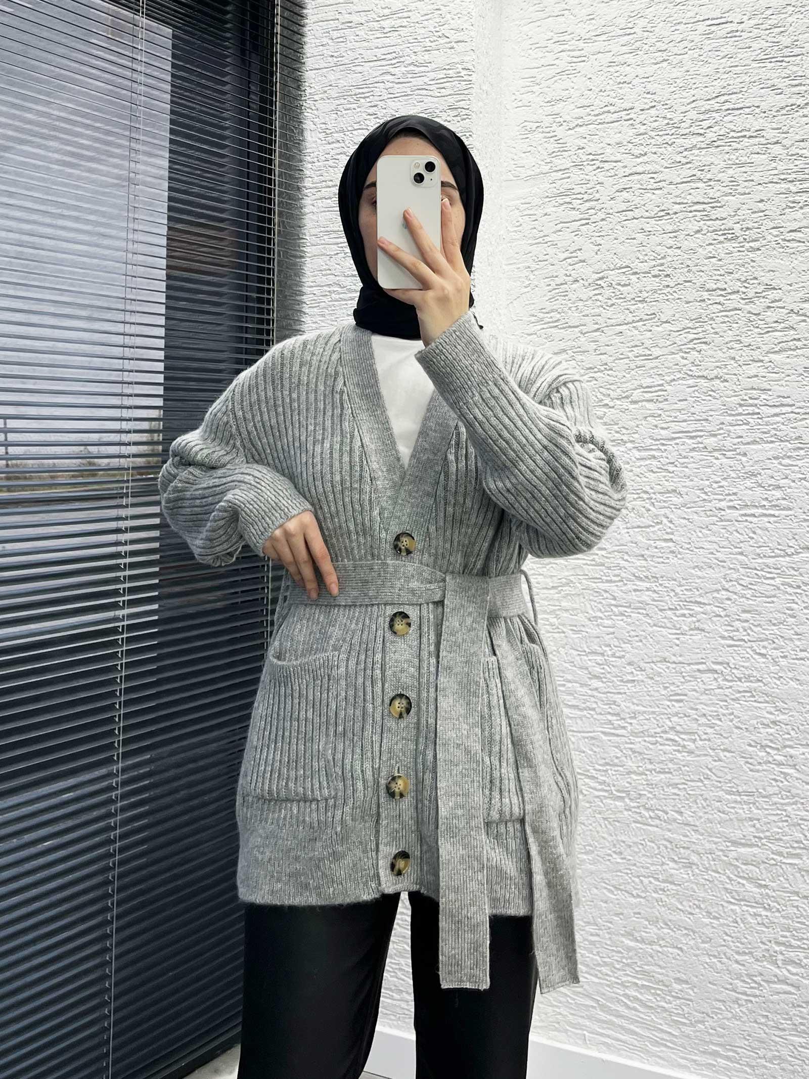 Gri Kadın Cepli Kemerli Düğmeli Triko Hırka