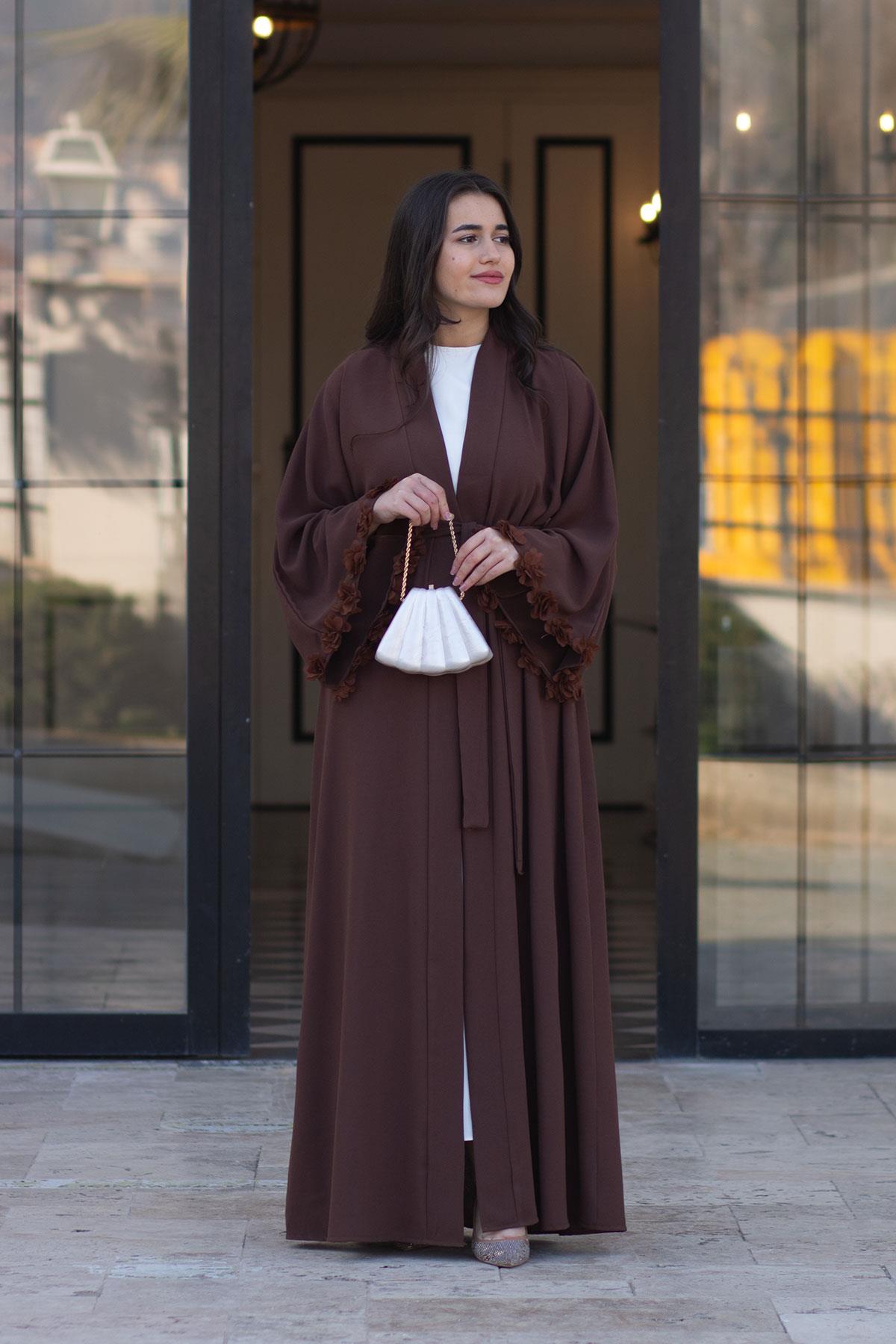 Kahverengi Kolu Çiçek Detaylı Zahra Abaya