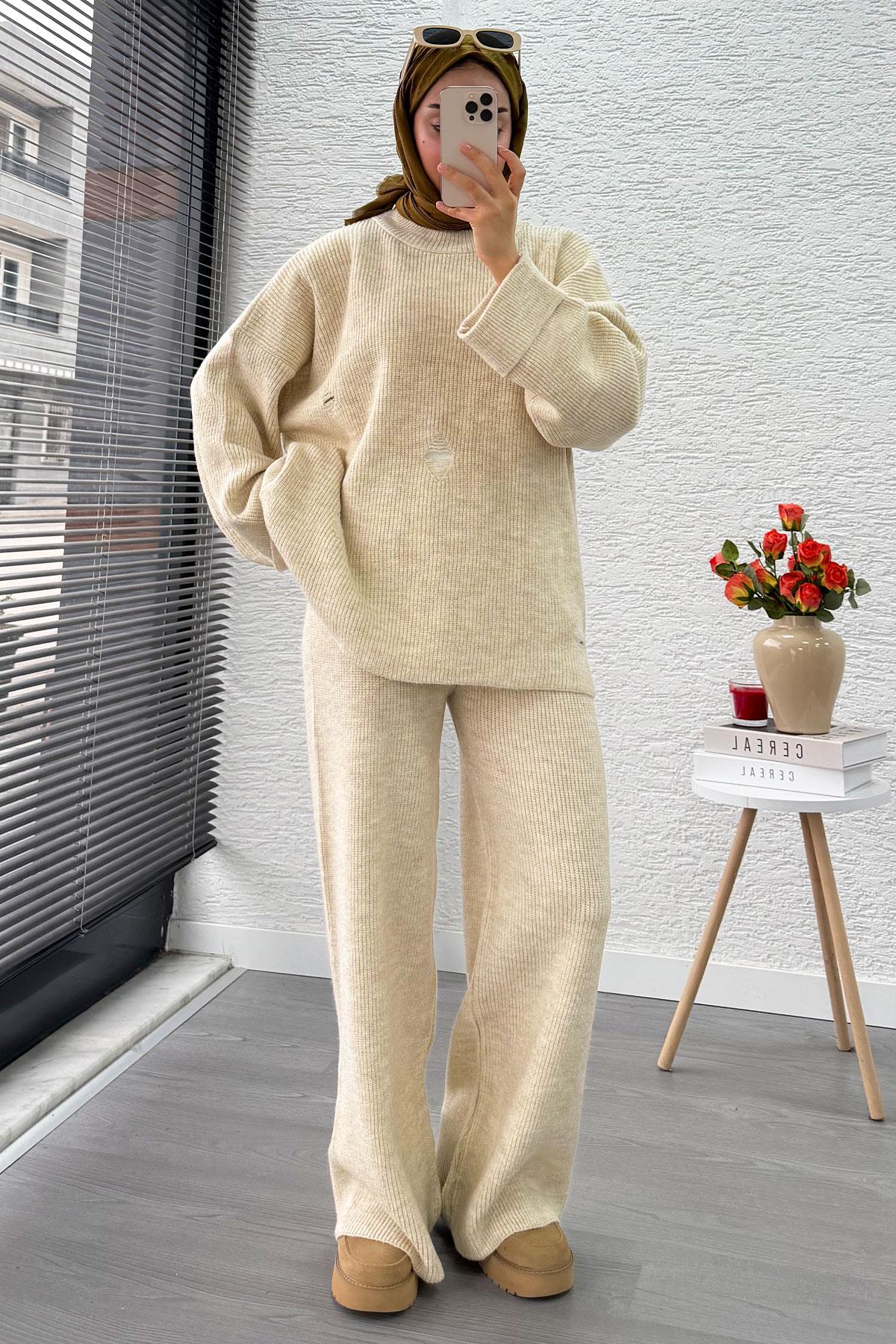 Kolu Katlı Yırtık Detaylı Tasarım Triko Takım – Krem