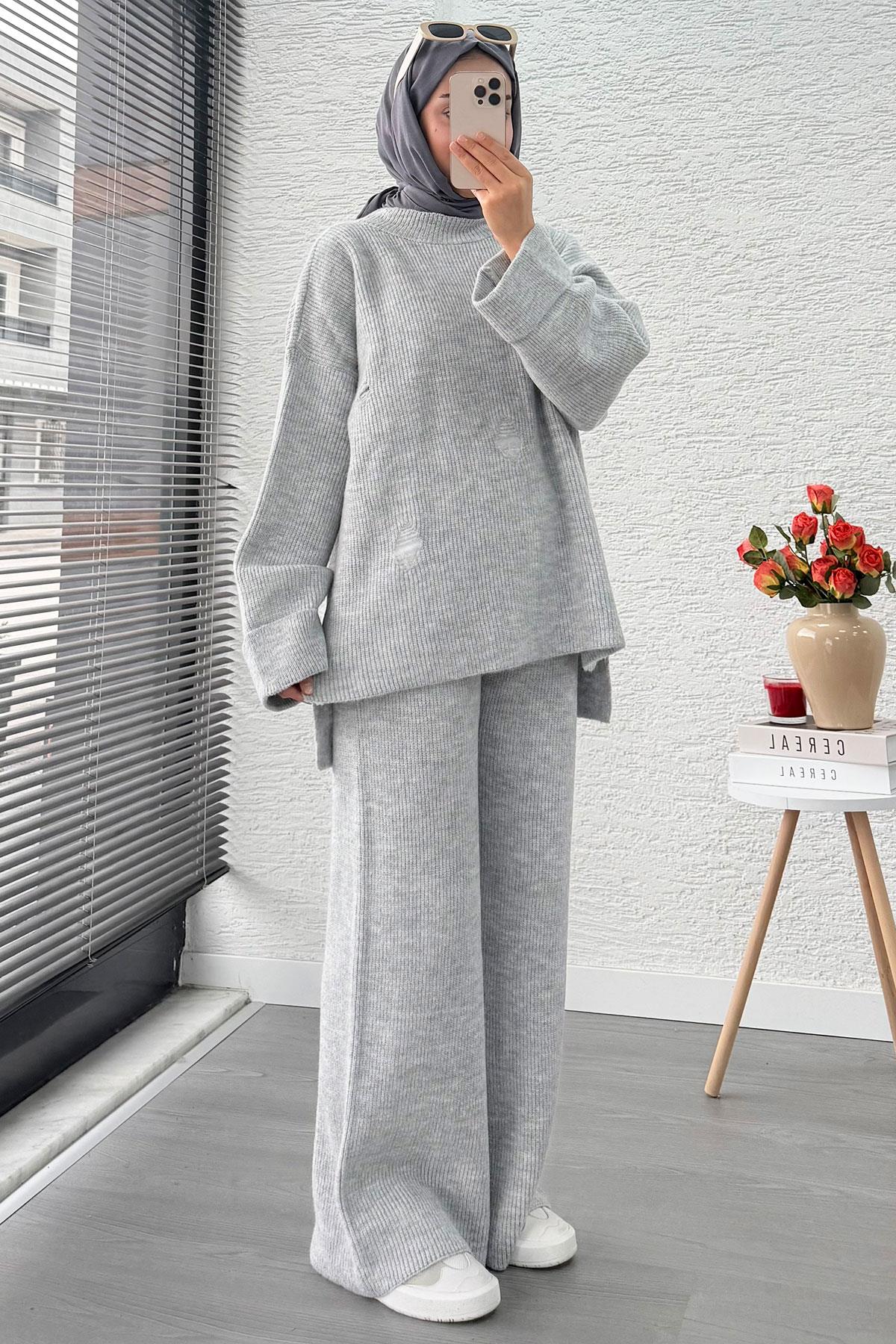 Kolu Katlı Yırtık Detaylı Tasarım Triko Takım – Gri