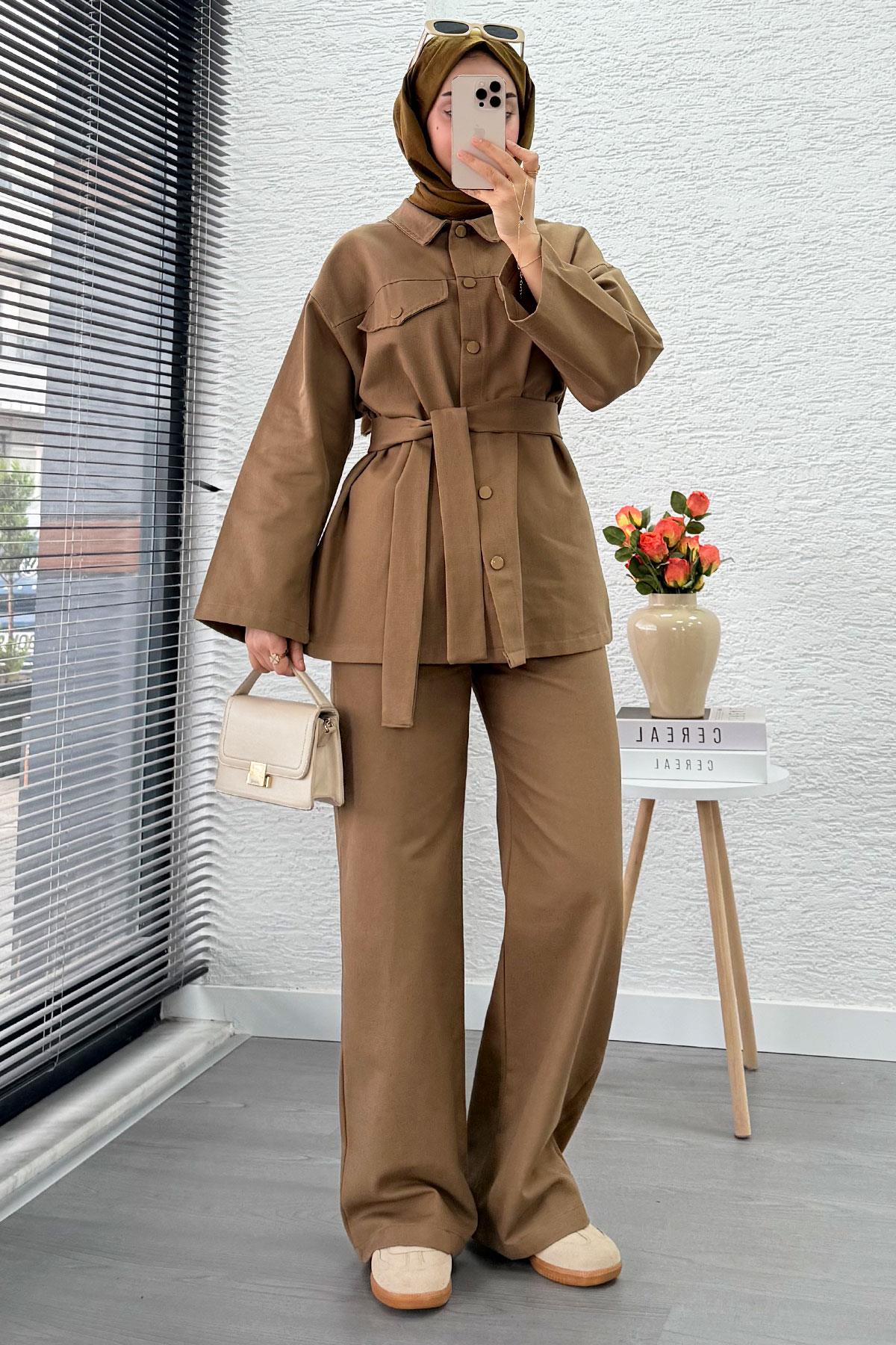 Önü Tam Düğmeli Gabardin İkili Takım – Camel