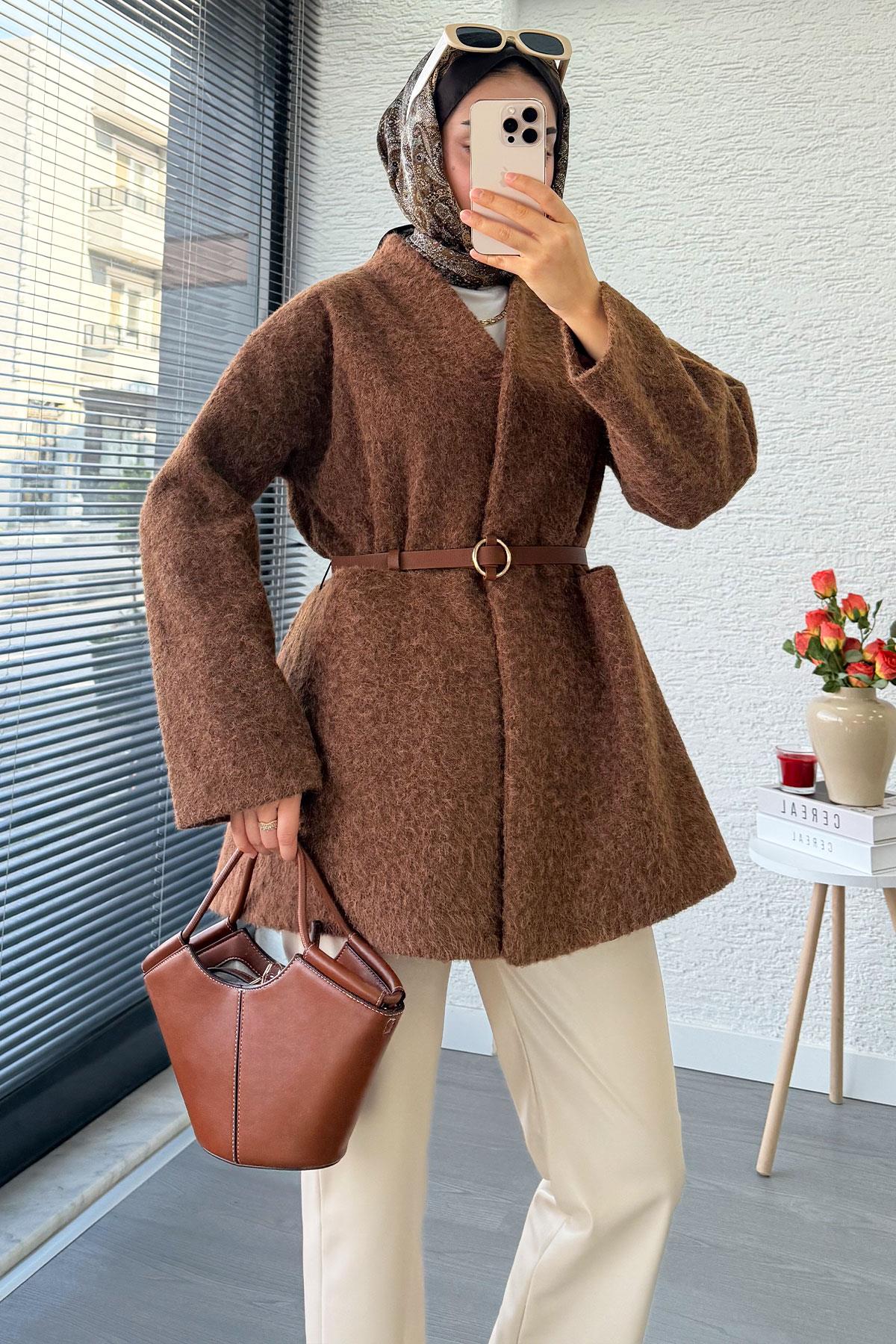 Premium Kemerli Kruvaze Yaka Keçe Kaban – Kahverengi