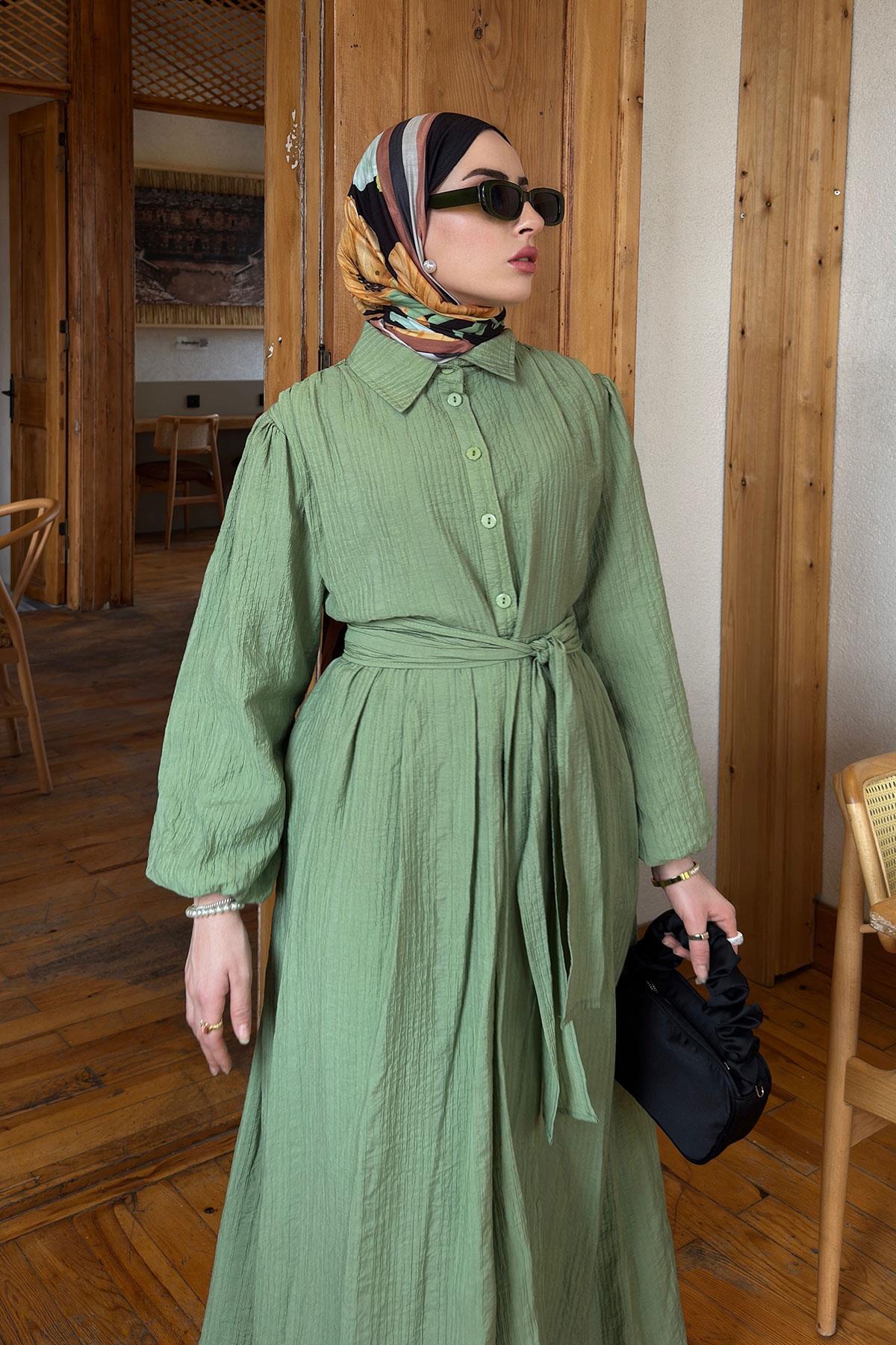 Yarım Düğmeli Beli Lastikli Yeşil Elbise