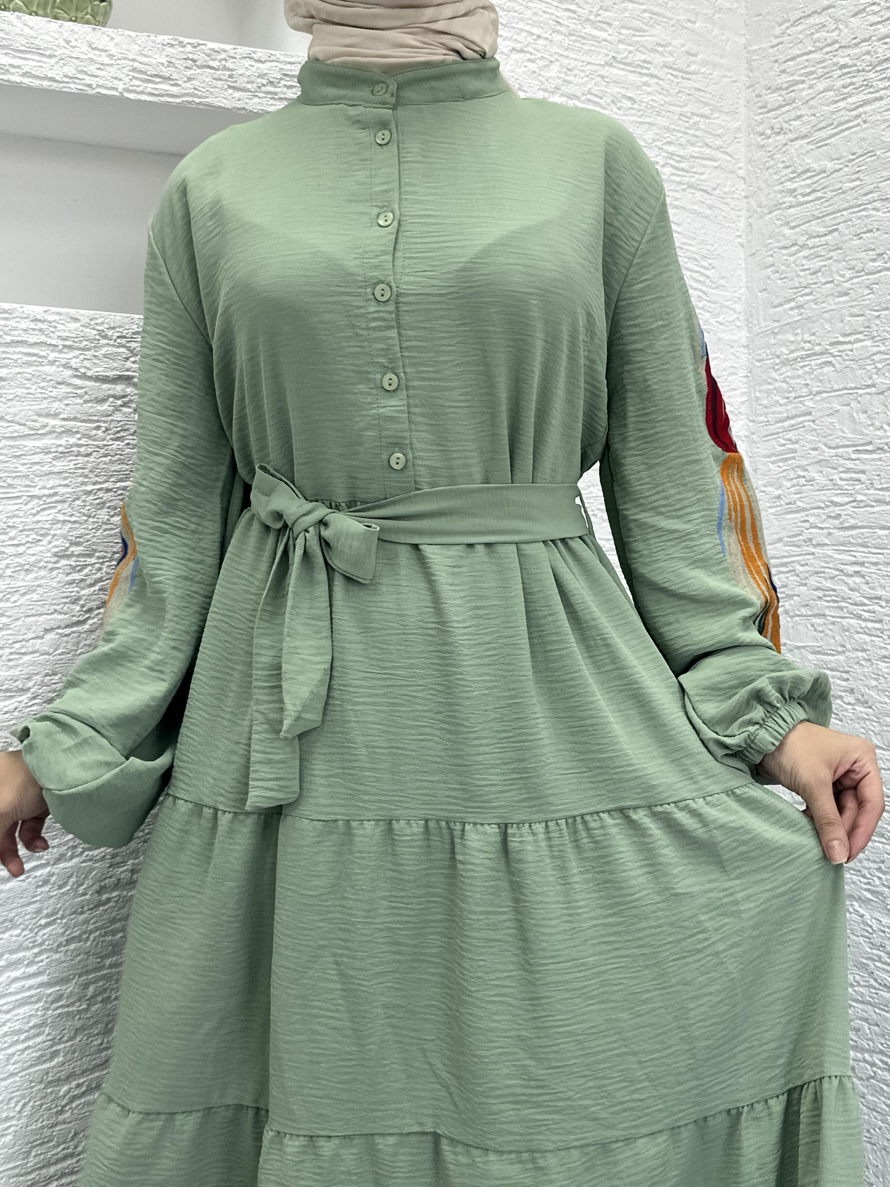 Yeşil Kol İşlemeli Elbise