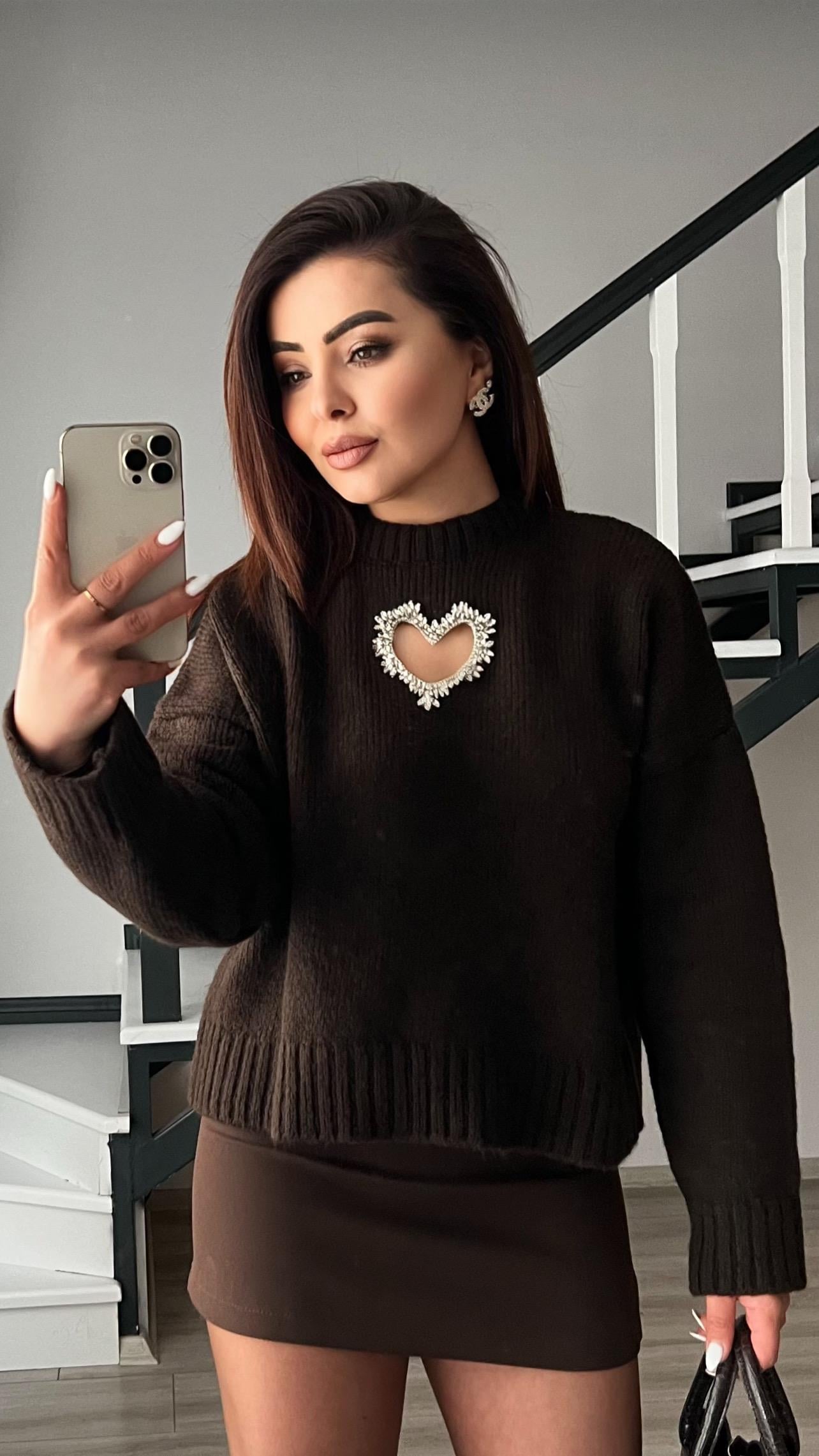 Acı Kahve Kalp Aksesuarlı Kazak 