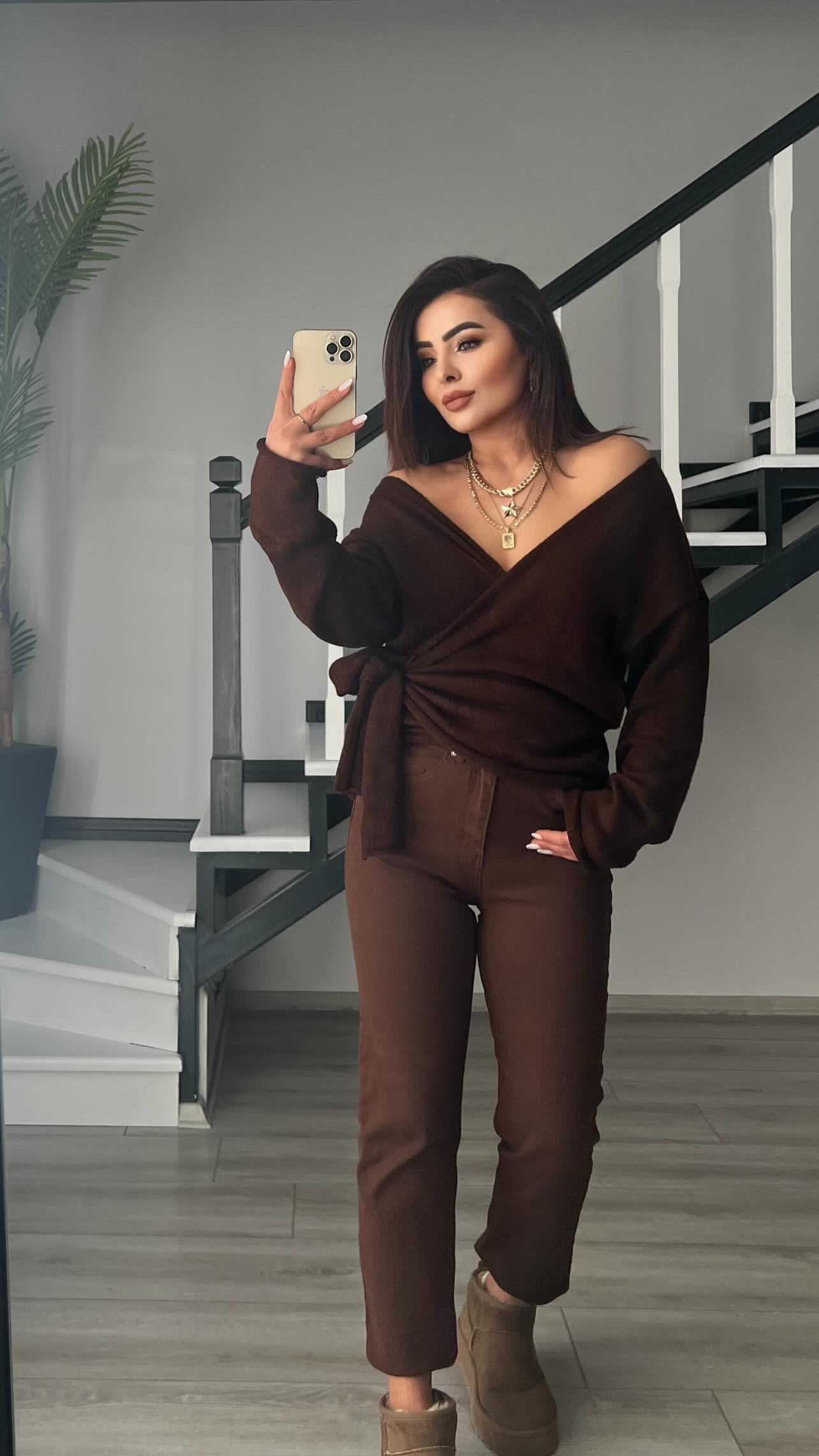 سترة بنية داكنة ملفوفة برباط