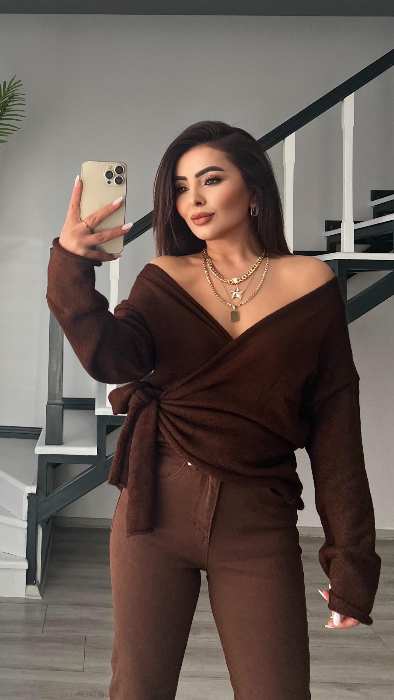 سترة بنية داكنة ملفوفة برباط
