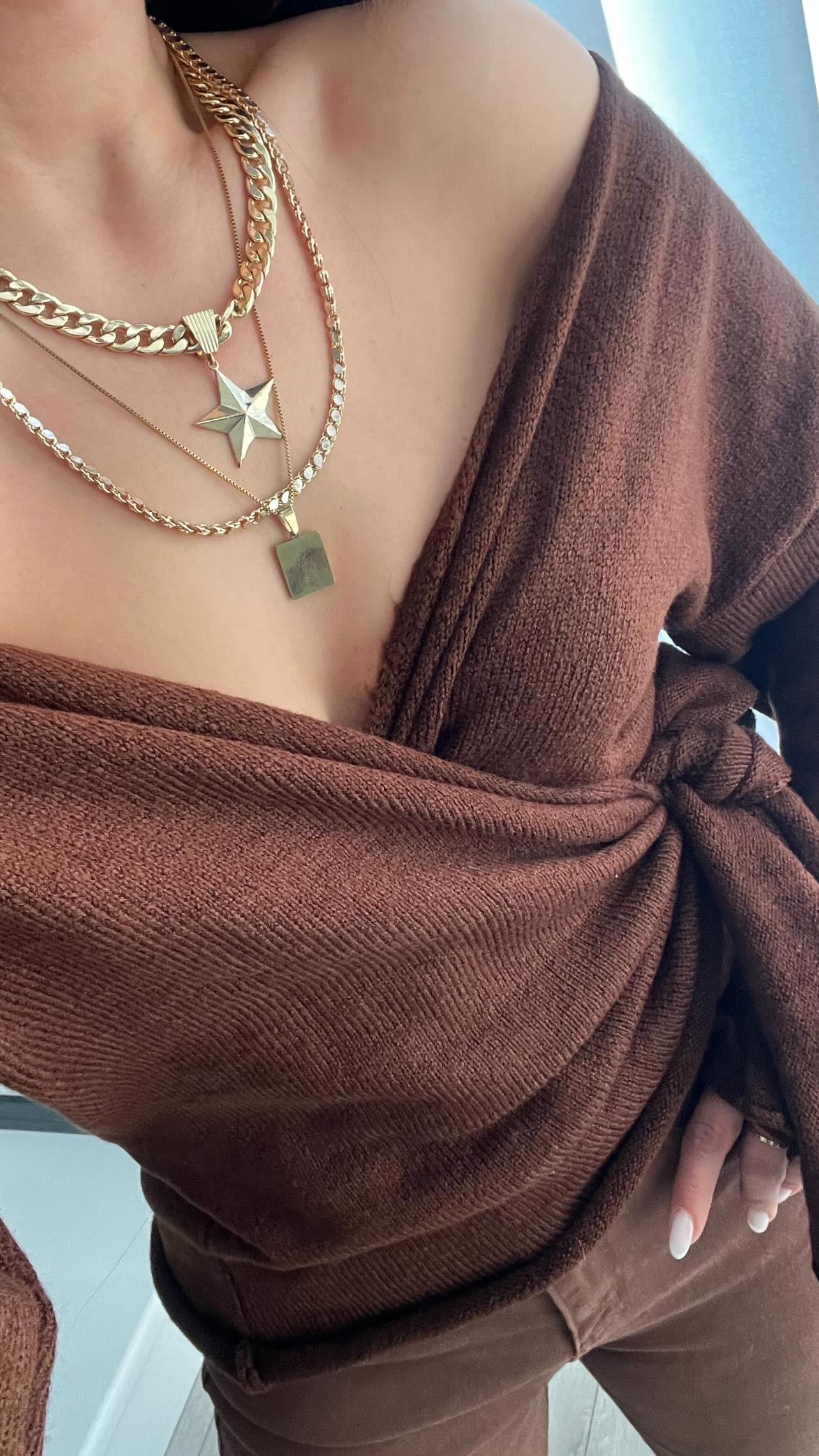 سترة بنية داكنة ملفوفة برباط