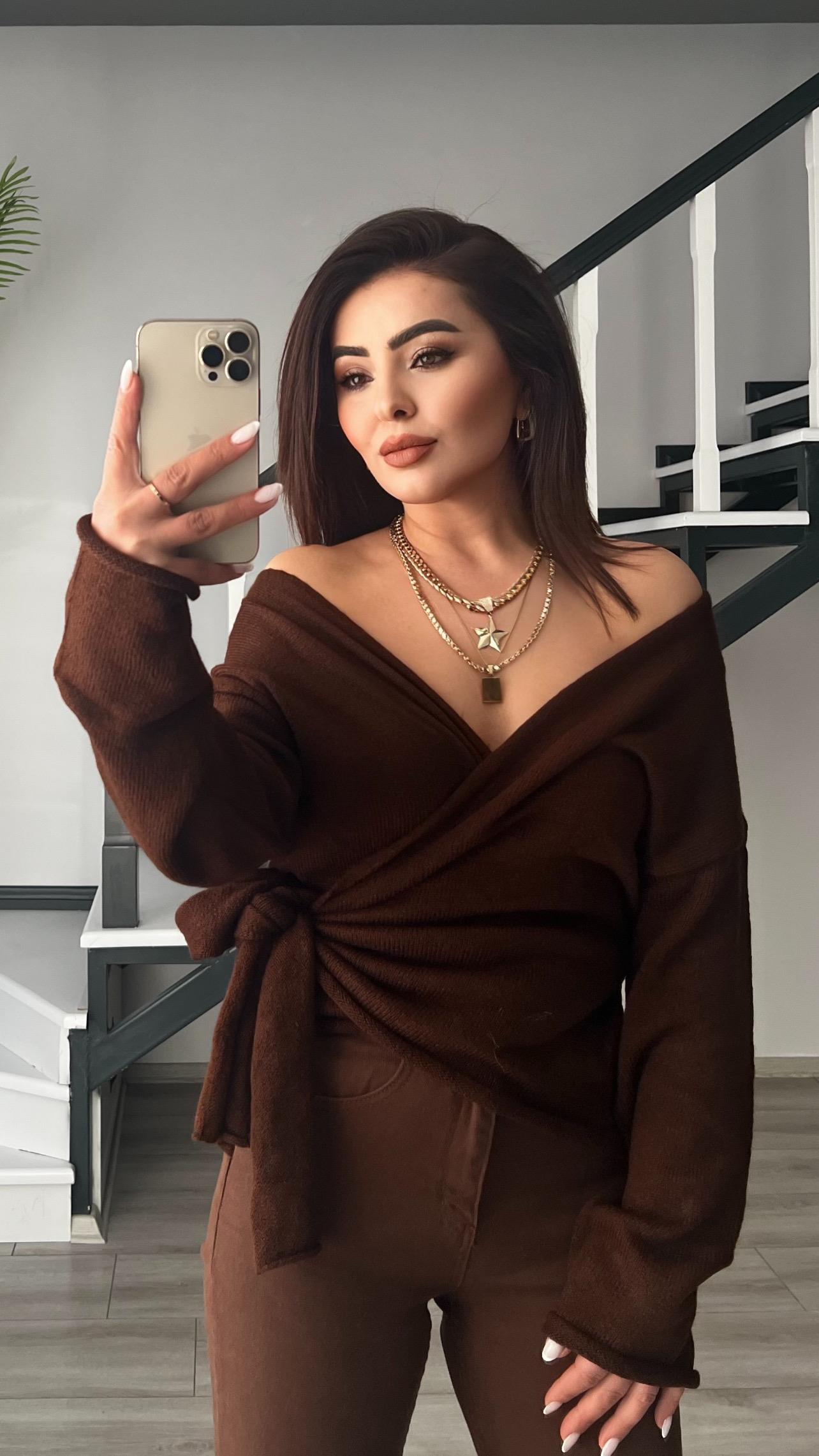 سترة بنية داكنة ملفوفة برباط