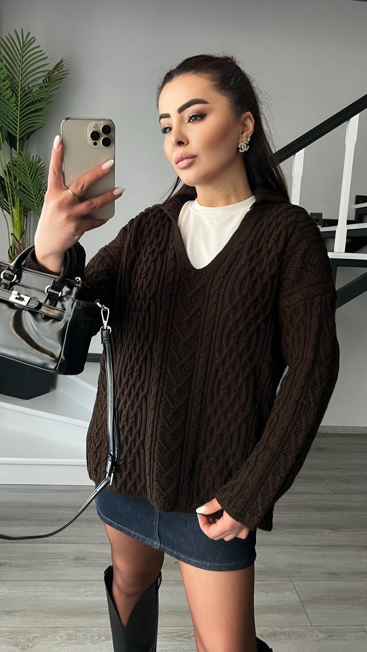 كنزة صوفية بنية داكنة بياقة من نسيج الكابل