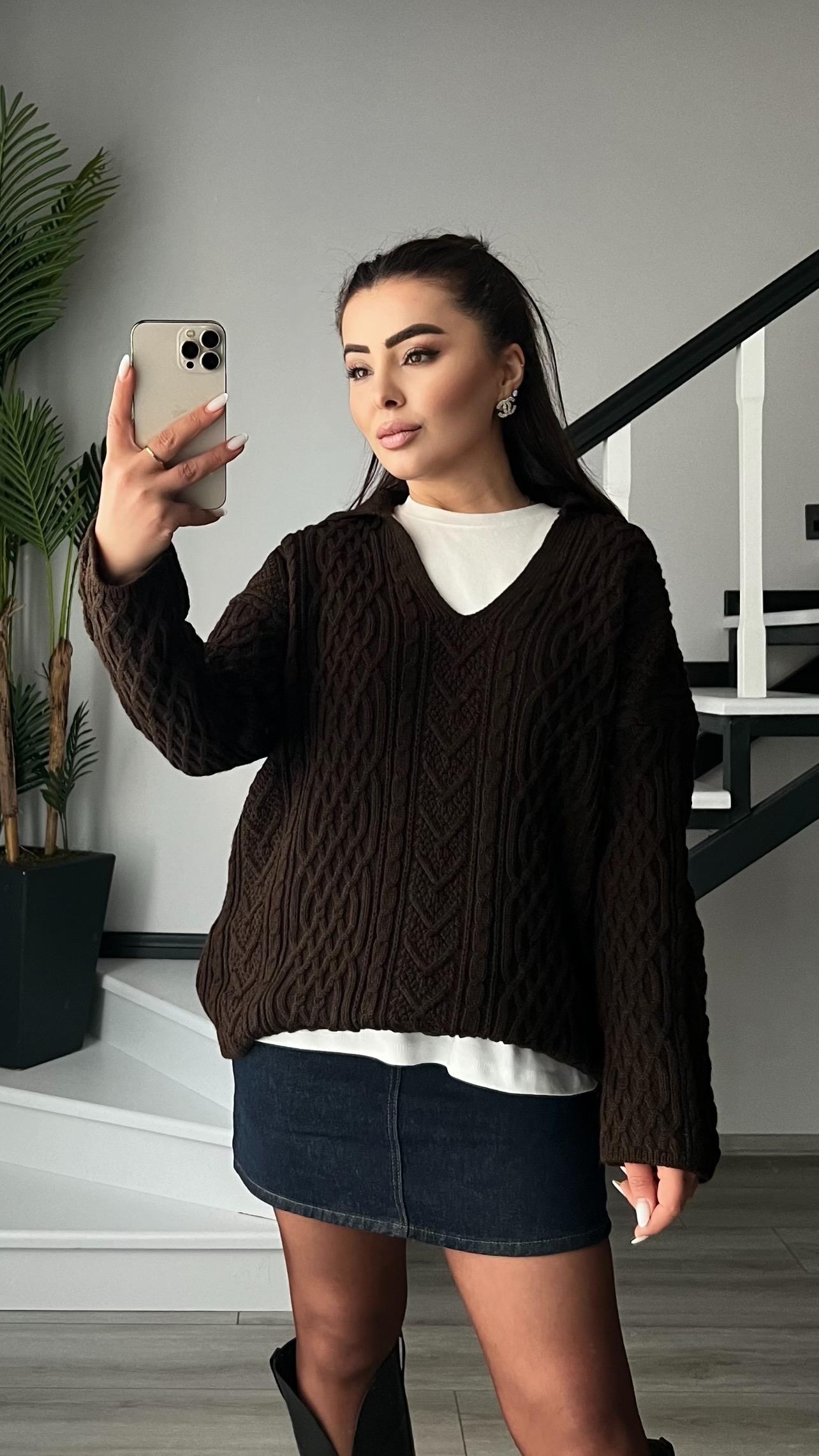 كنزة صوفية بنية داكنة بياقة من نسيج الكابل