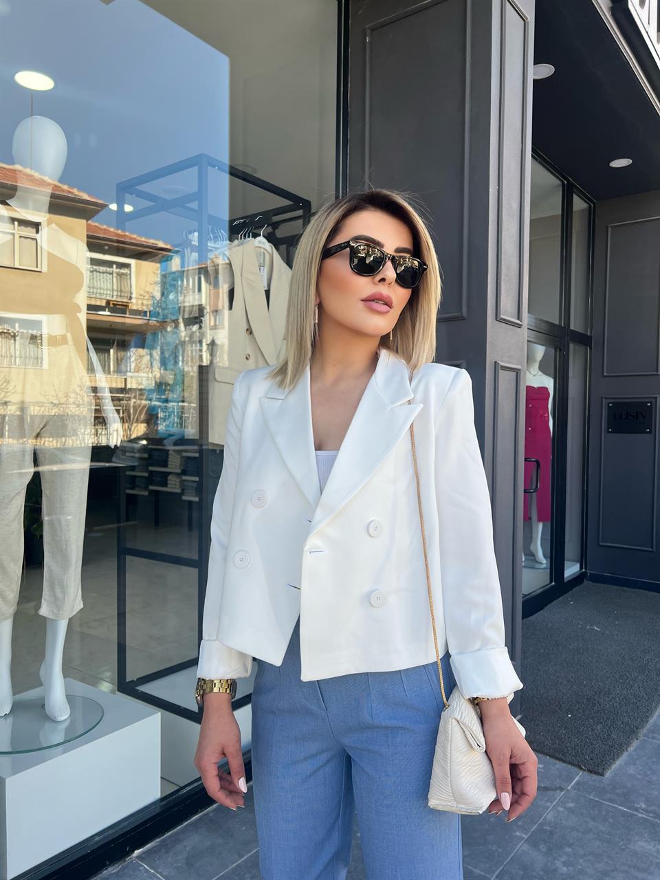 Beyaz Atlas Kumaş Crop Blazer