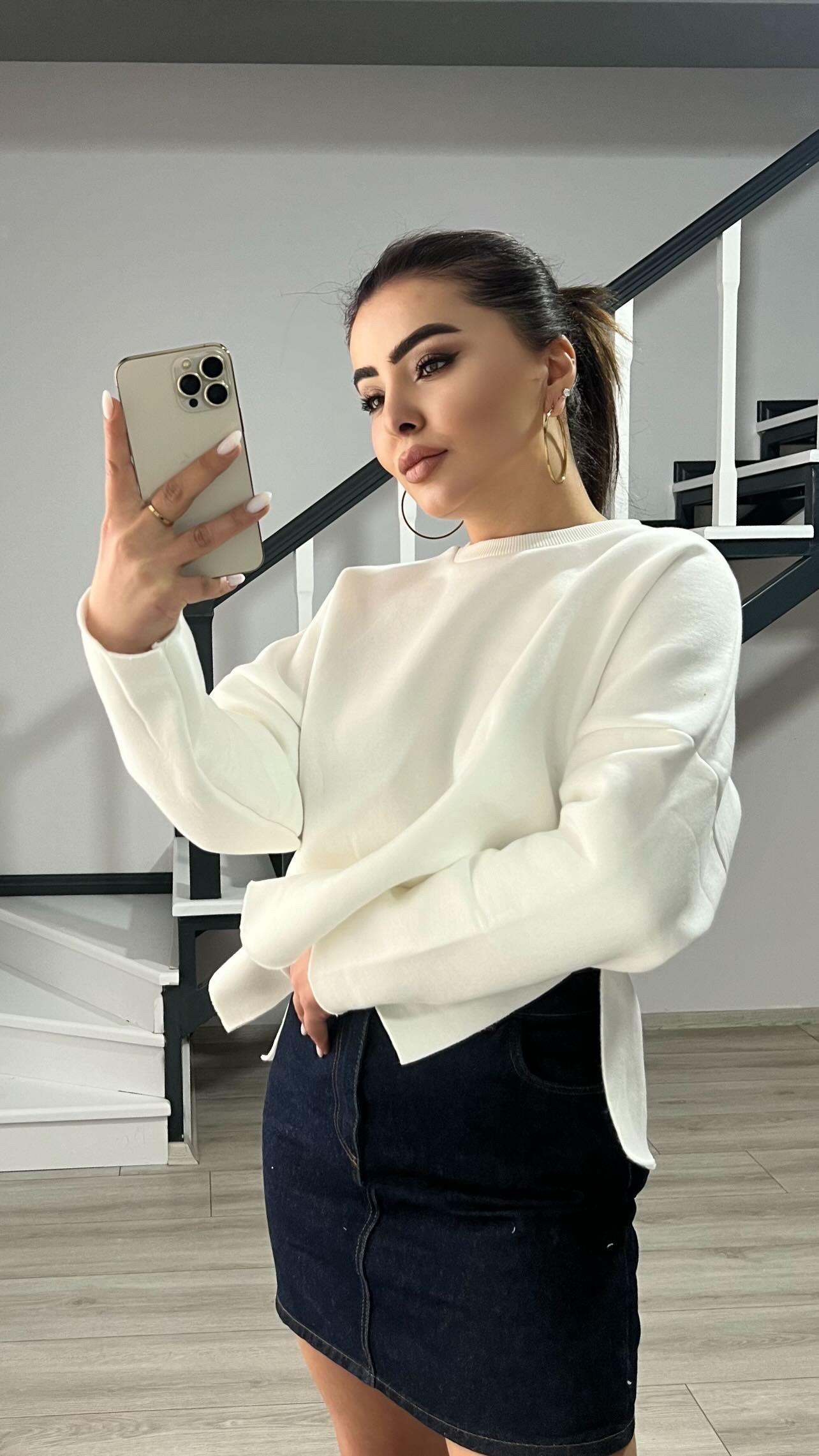Beyaz Basic Yan Yırtmaçlı Sweatshirt