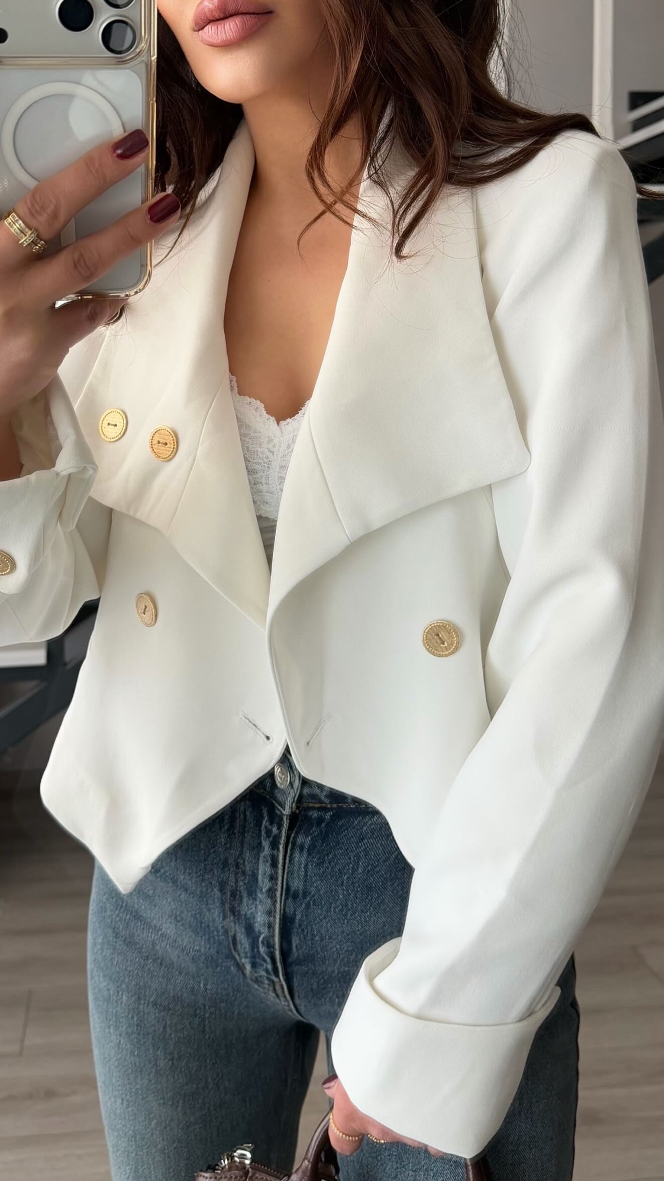 Beyaz Gold Düğme Detaylı Crop Ceket