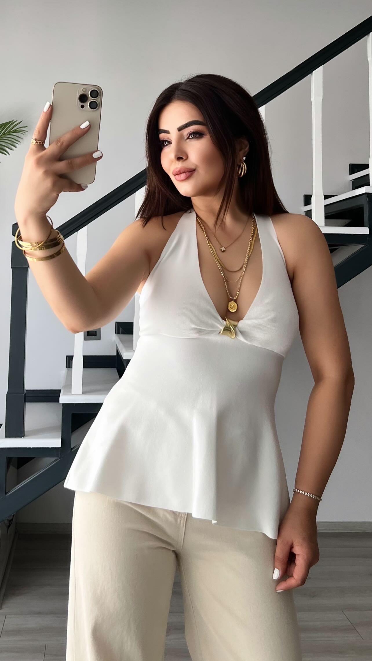 Beyaz Halter Yaka Gold Toka Detaylı Triko Bluz